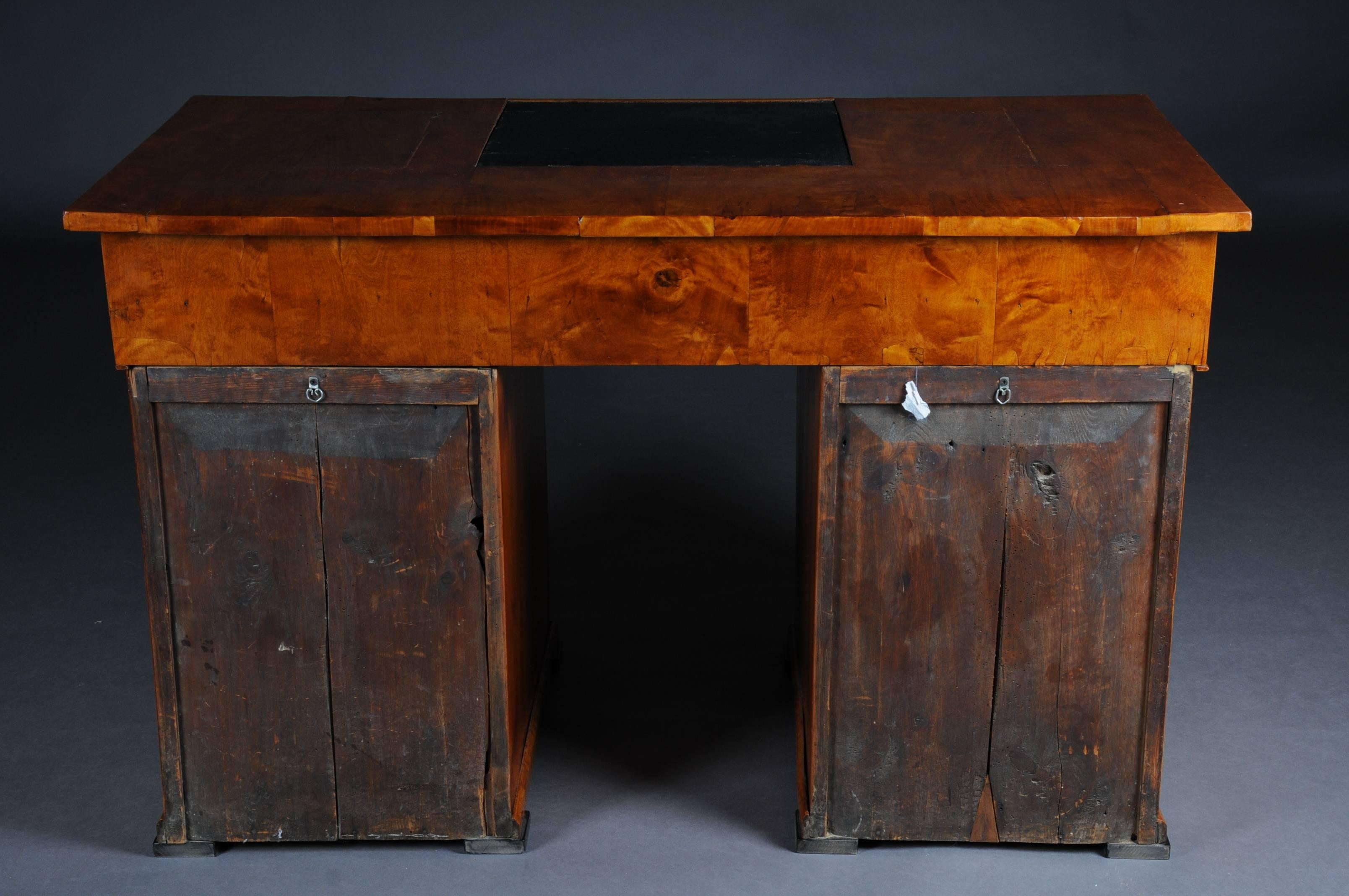 Einzigartiger Biedermeier-Schreibtisch des 20. Jahrhunderts, geflammte Birke (19. Jahrhundert) im Angebot