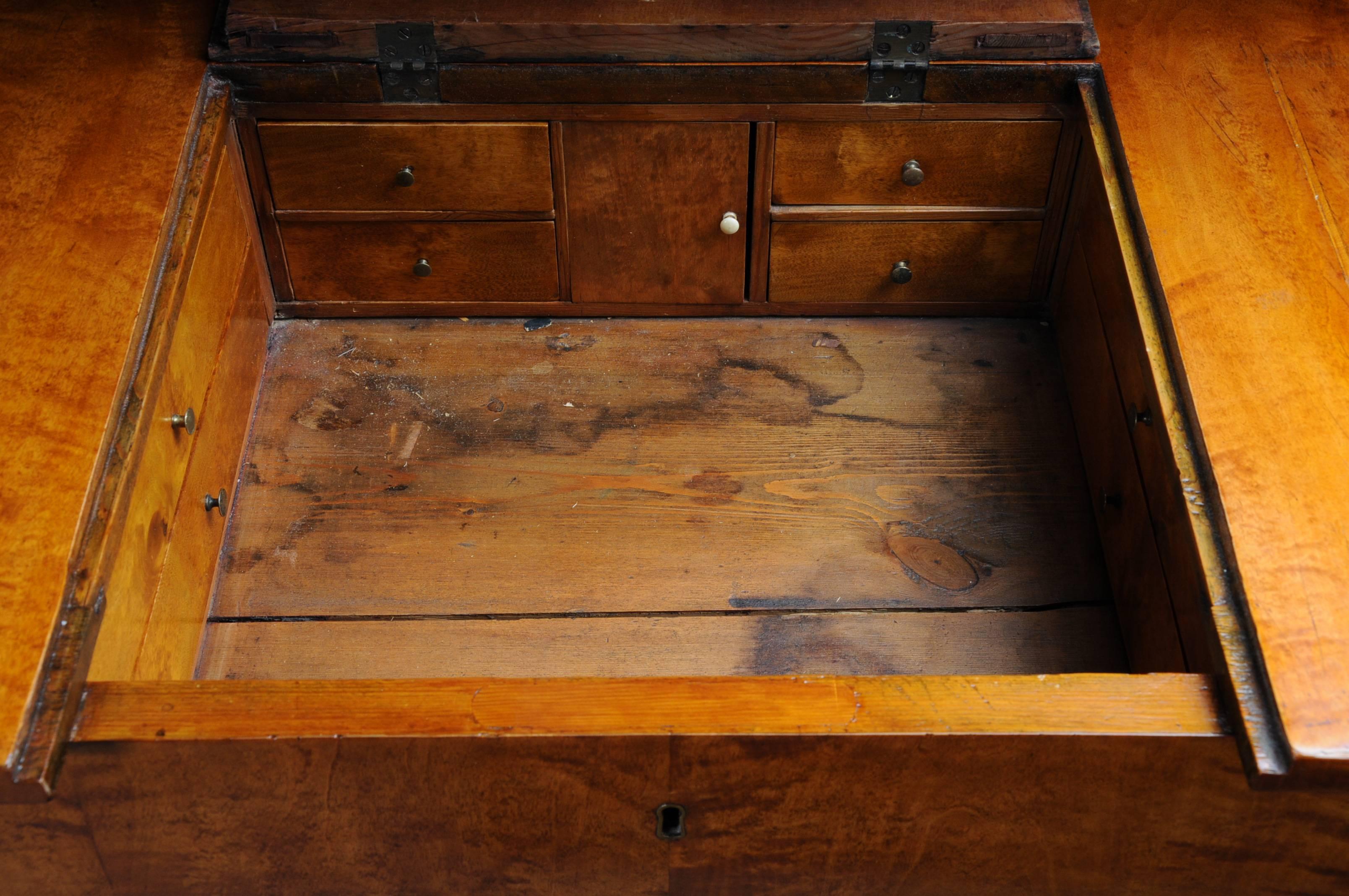 Einzigartiger Biedermeier-Schreibtisch des 20. Jahrhunderts, geflammte Birke im Angebot 1