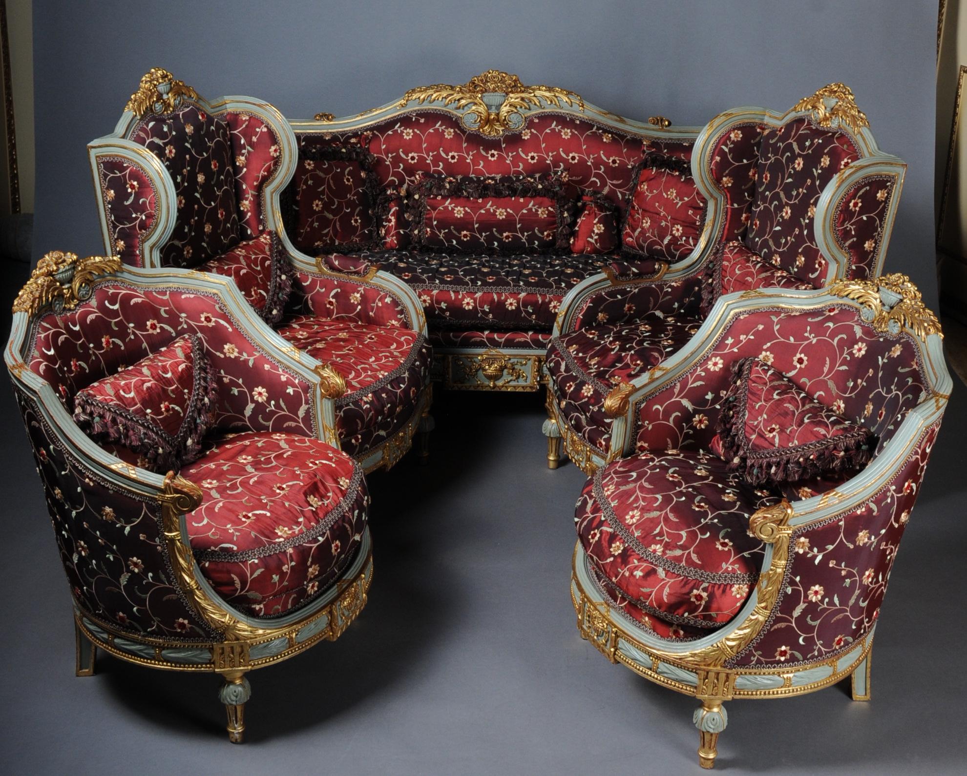 Einzigartige französische Salonsitzgruppe im Louis-XVI-Stil des 20.

Majestic Lounge-Sitzgruppe aus massivem Buchenholz, fein geschnitzt und gerahmt. Geschwungene und geschnitzte Zarge auf kannelierten, sich verjüngenden Beinen. Gelockte
