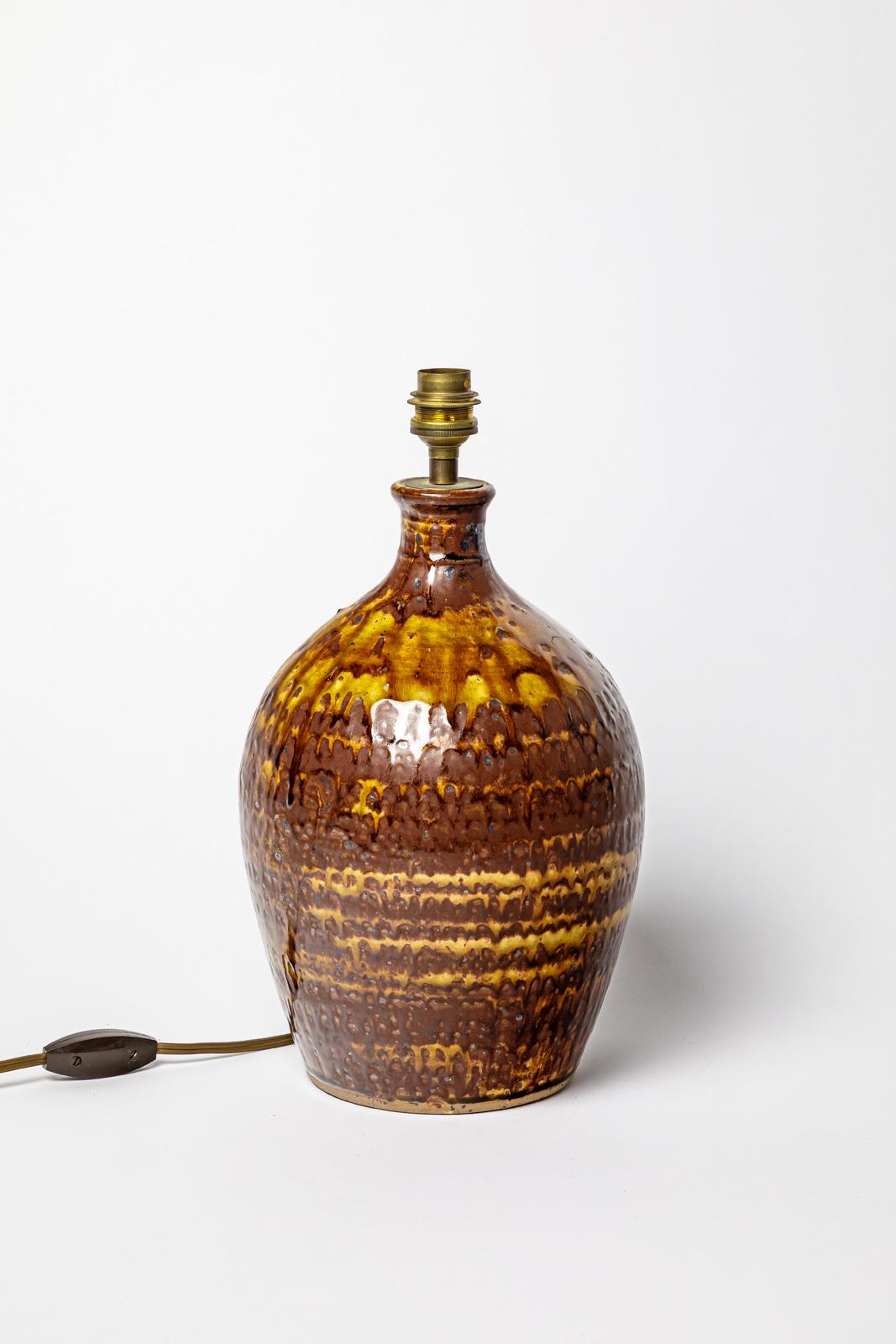 Jacques Migeon - La Borne

Lampe de table abstraite en grès brun

Condition originale parfaite.

Pièce unique faite à la main

Signé sous la base

Le système électrique est en bon état

hauteur de la céramique 29 cm
Grand 18 cm

Hauteur avec système