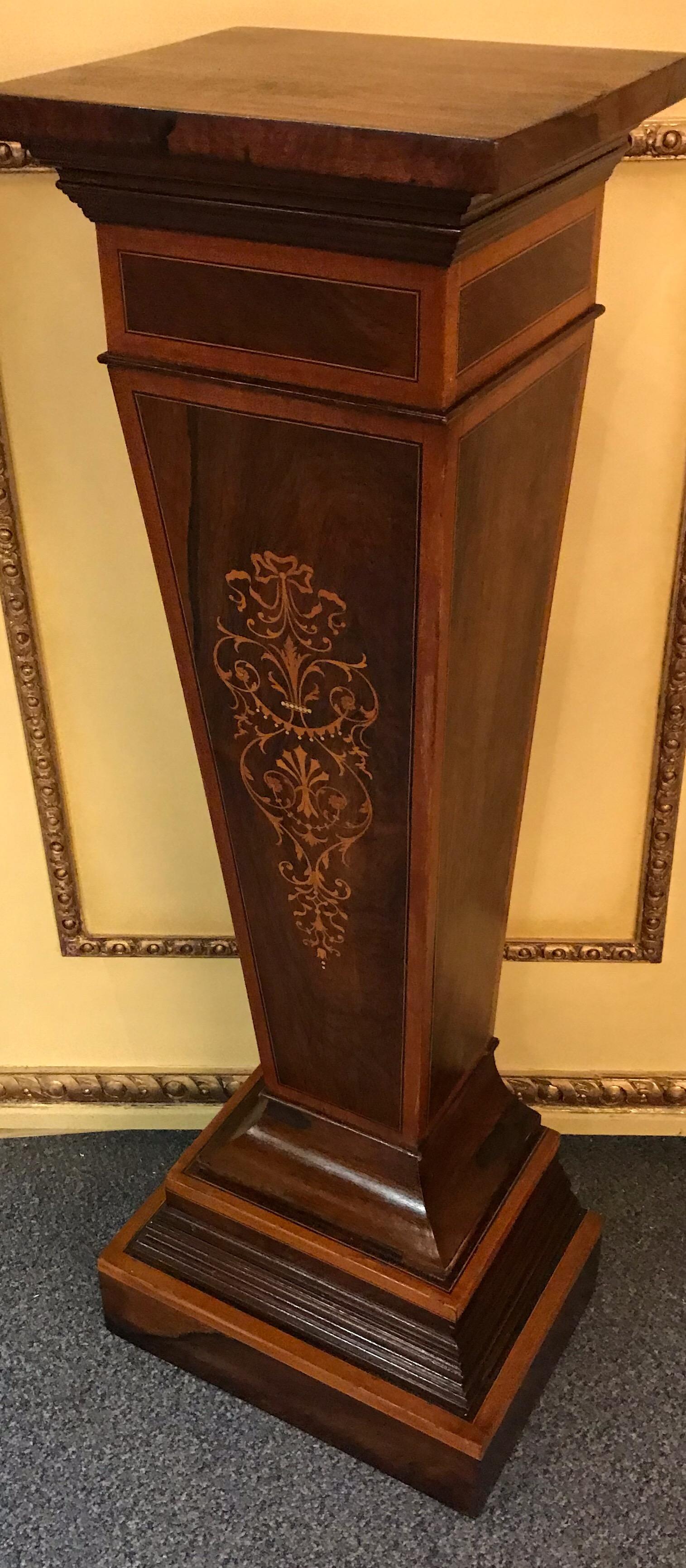 Unique English column pedestal, Victorian. Solid wood with tulip veneer and rich inlaid work.

Profiled and stepped base leg.

(K-).