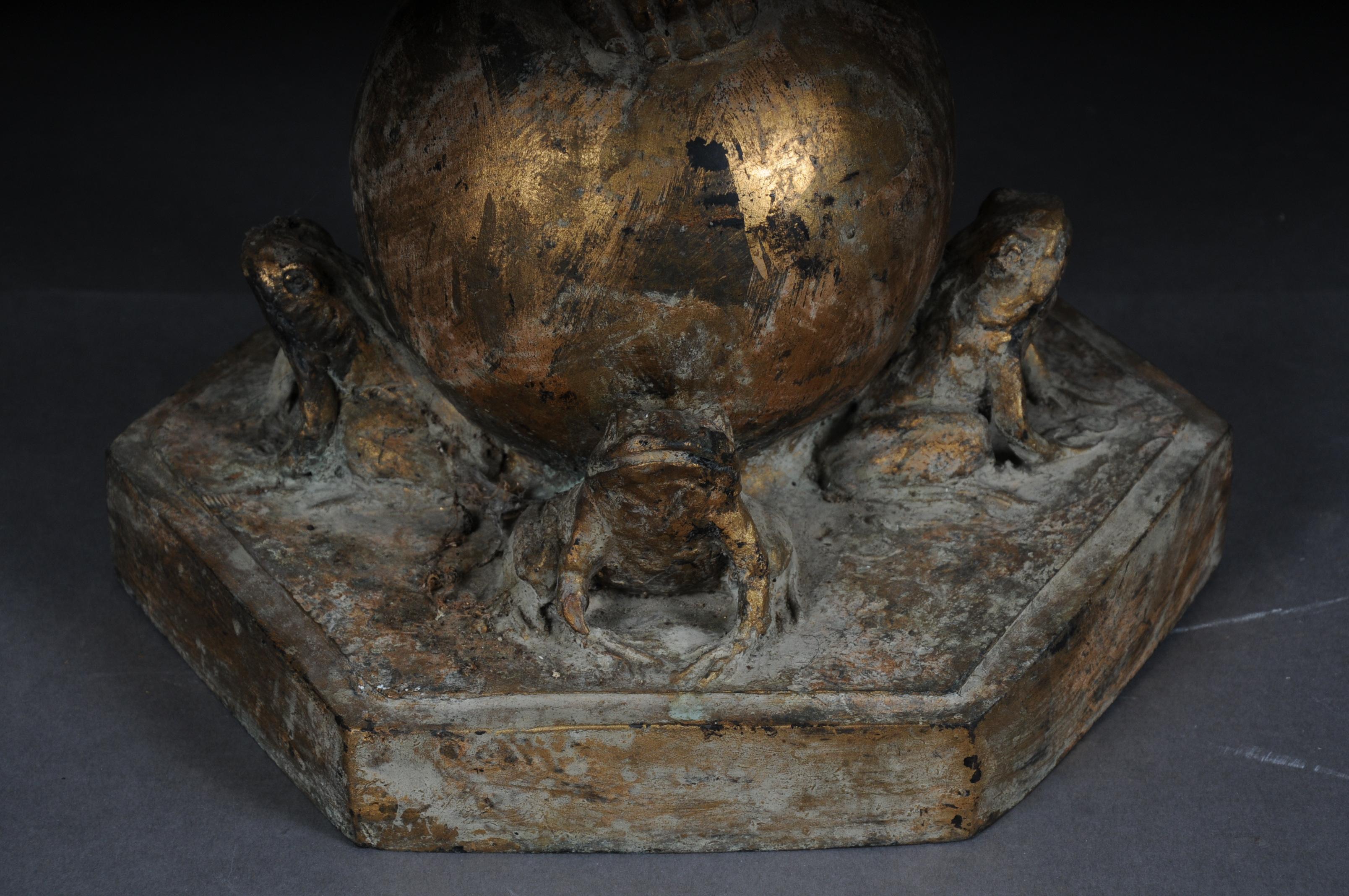Zinc Sculpture unique du 20ème siècle d'un putto avec des grenouilles, or en vente