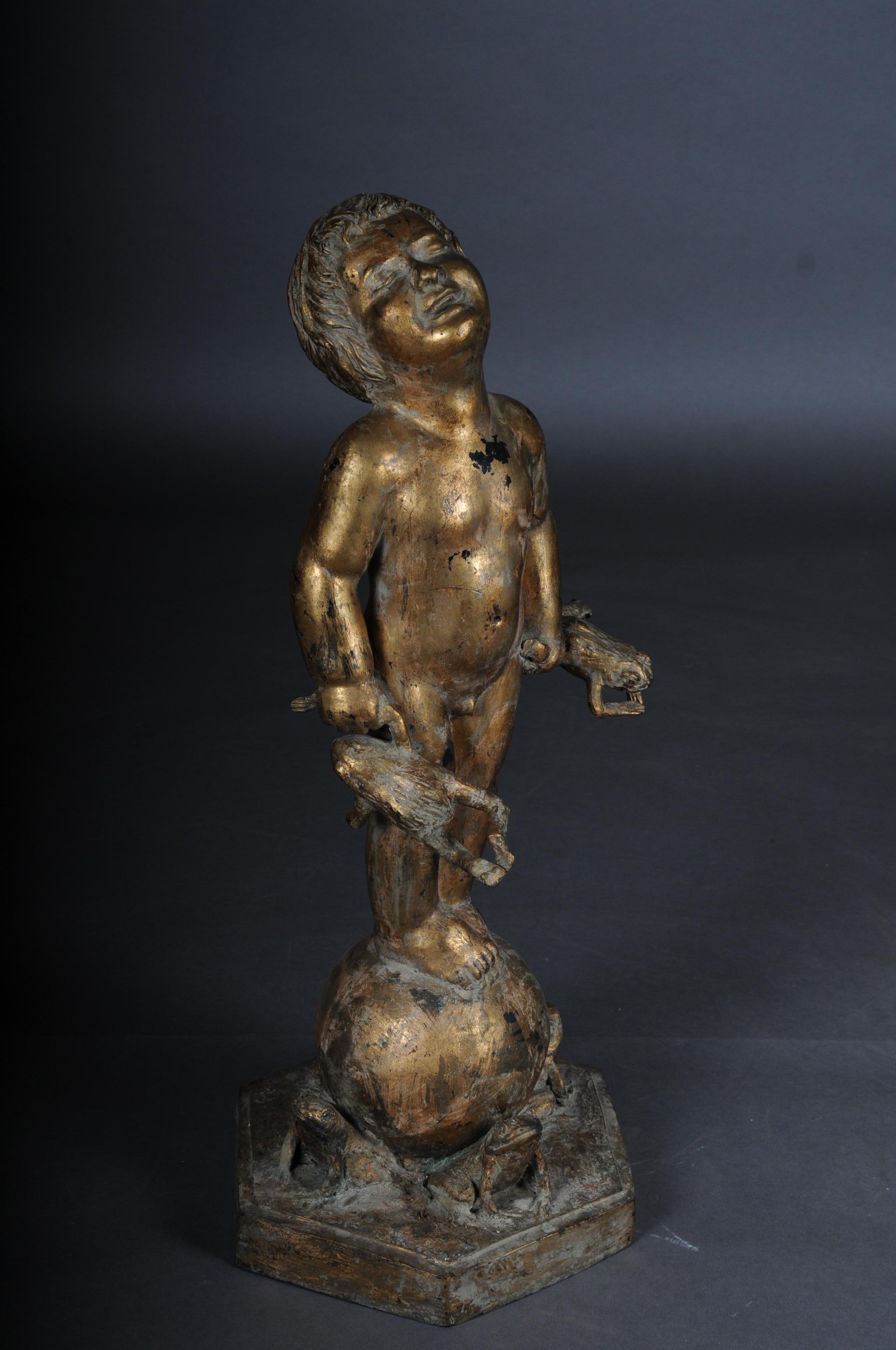 Sculpture unique du 20ème siècle d'un putto avec des grenouilles, or en vente 1