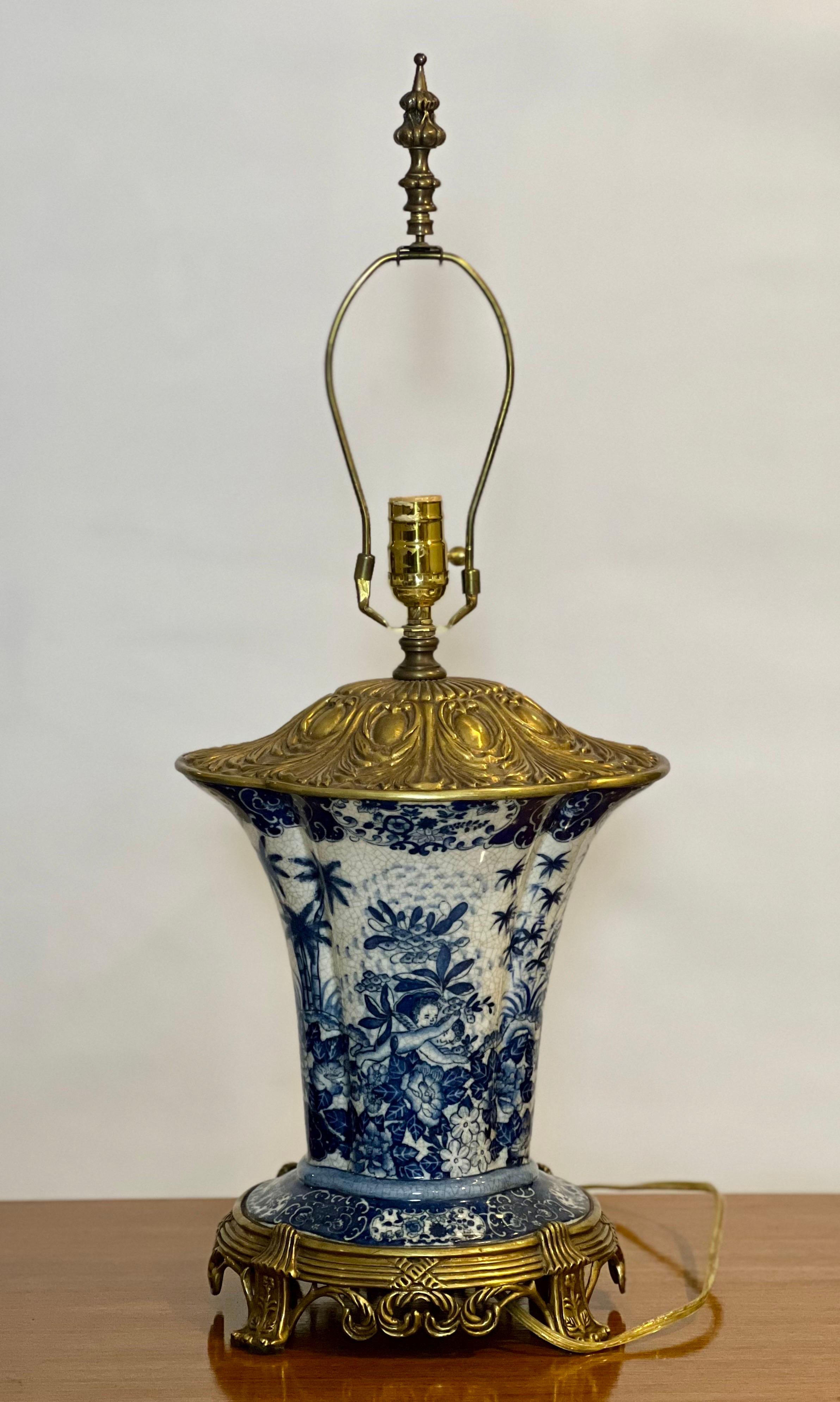 Blaue und weiße Porzellanlampen mit Goldbronze-Montierung aus dem 20. Jahrhundert von United Wilson, signiert, Paar im Angebot 4
