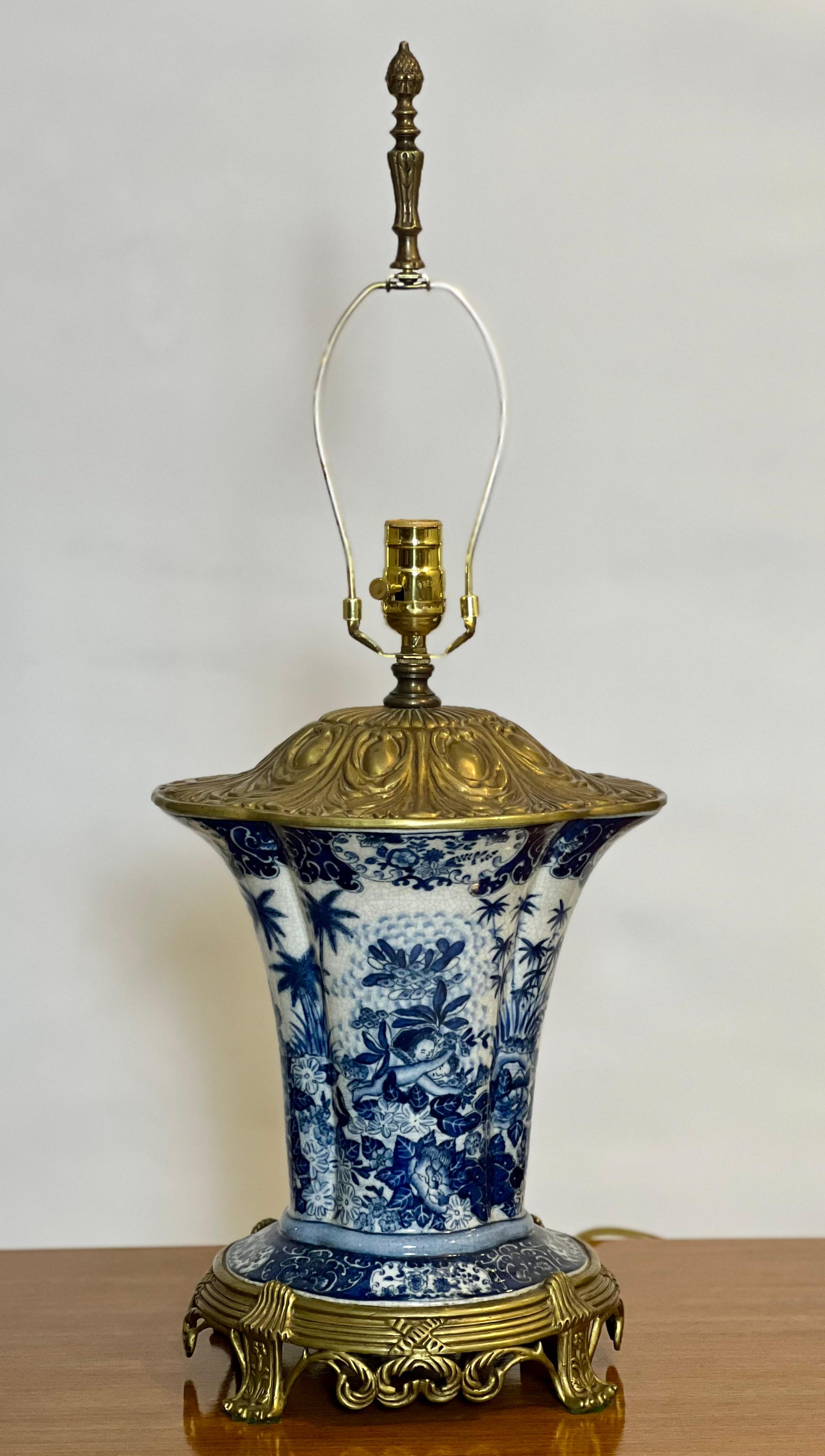 Blaue und weiße Porzellanlampen mit Goldbronze-Montierung aus dem 20. Jahrhundert von United Wilson, signiert, Paar im Angebot 5