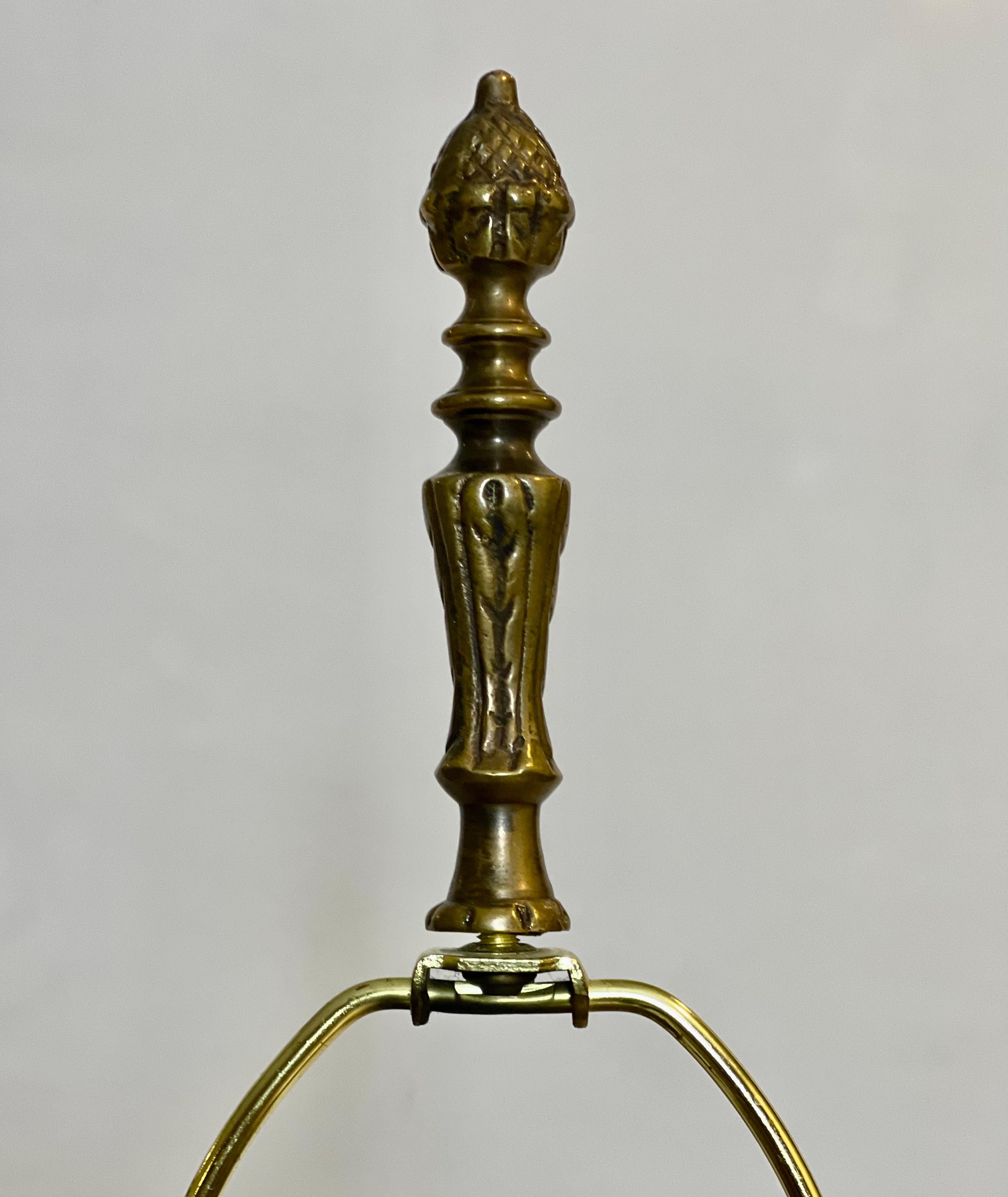 A.C. Wilson Lampes en porcelaine bleue et blanche montées sur bronze doré, signées Pair en vente 5