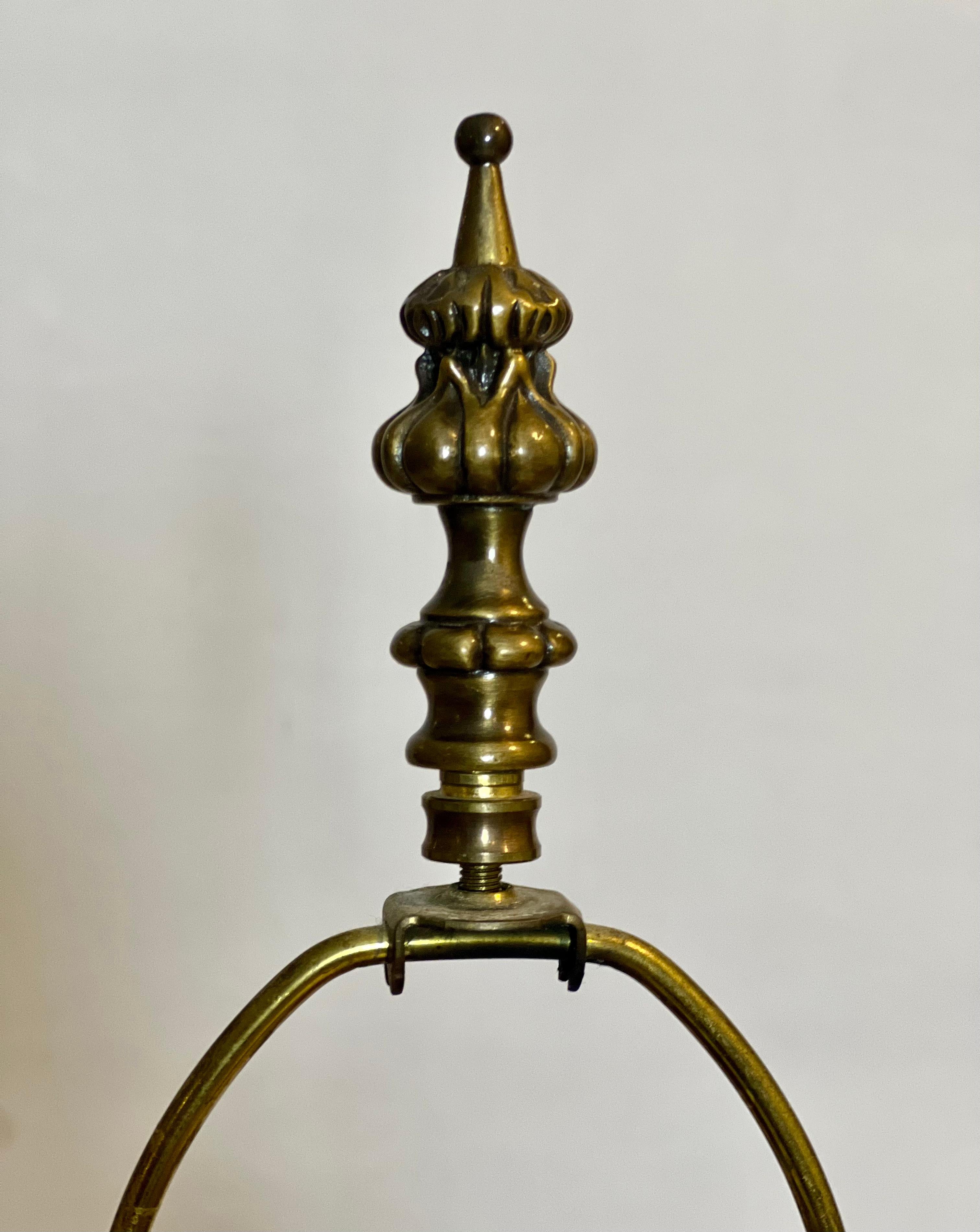 A.C. Wilson Lampes en porcelaine bleue et blanche montées sur bronze doré, signées Pair en vente 6