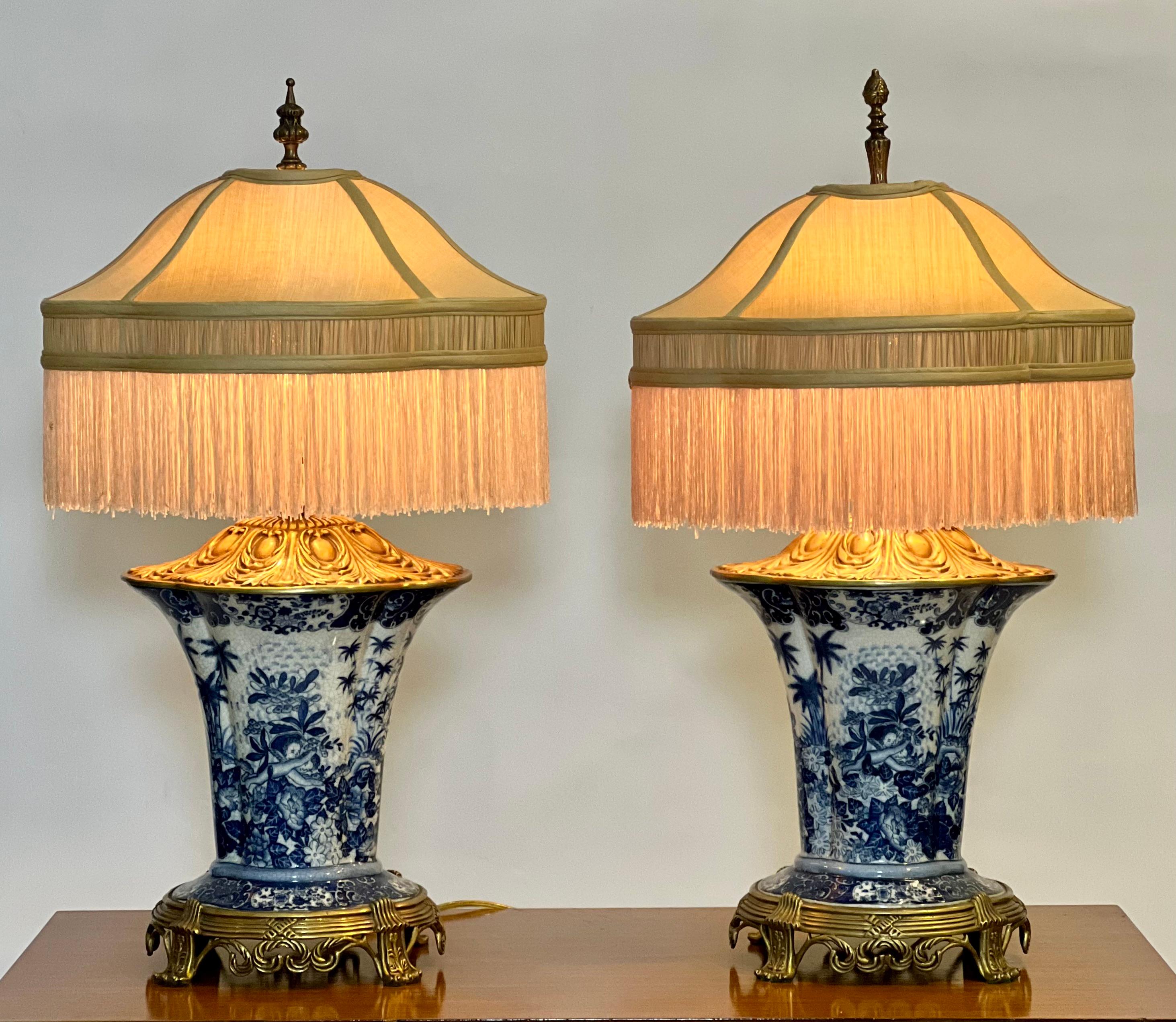 Blaue und weiße Porzellanlampen mit Goldbronze-Montierung aus dem 20. Jahrhundert von United Wilson, signiert, Paar im Angebot 9
