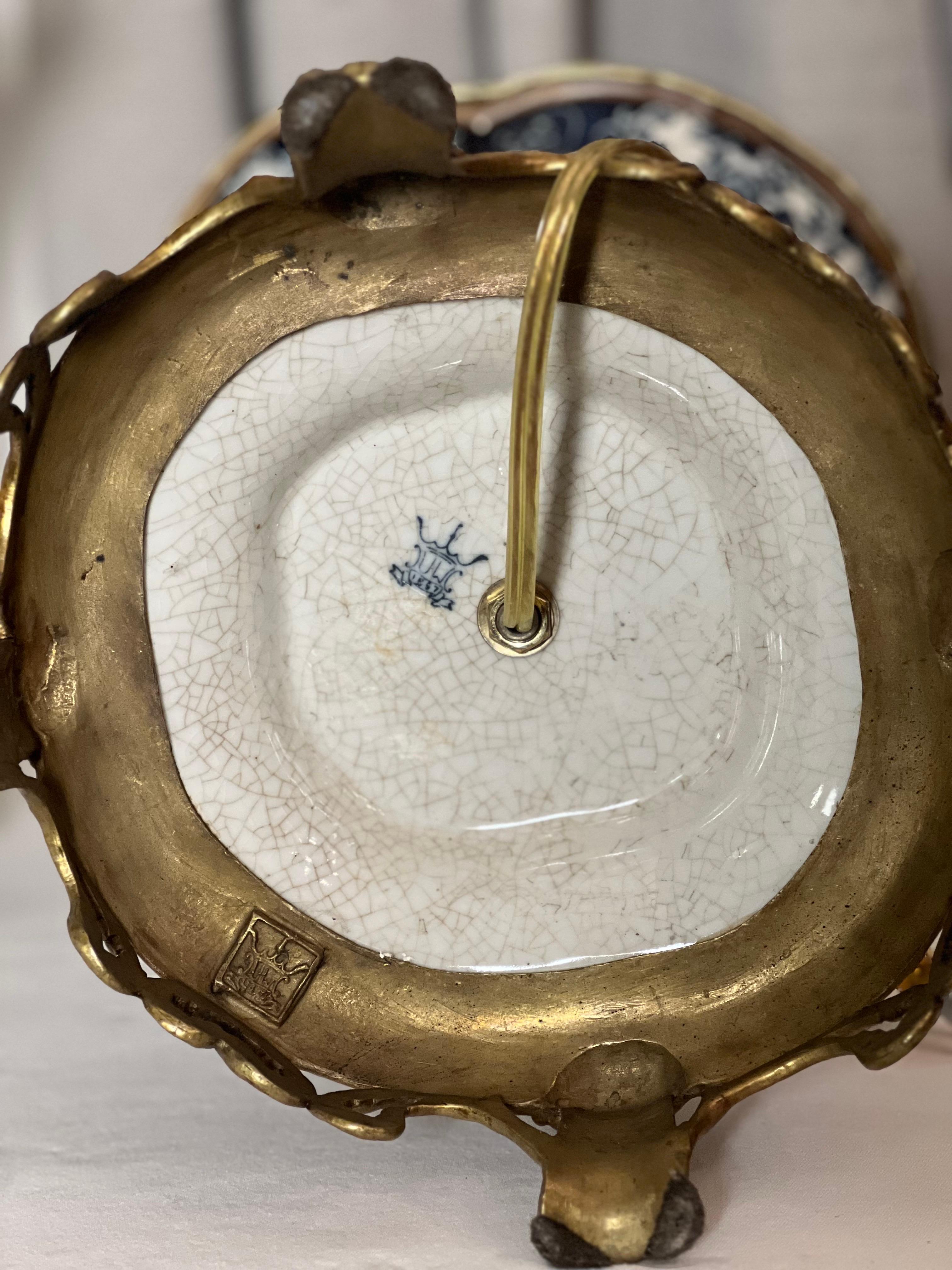 A.C. Wilson Lampes en porcelaine bleue et blanche montées sur bronze doré, signées Pair en vente 8
