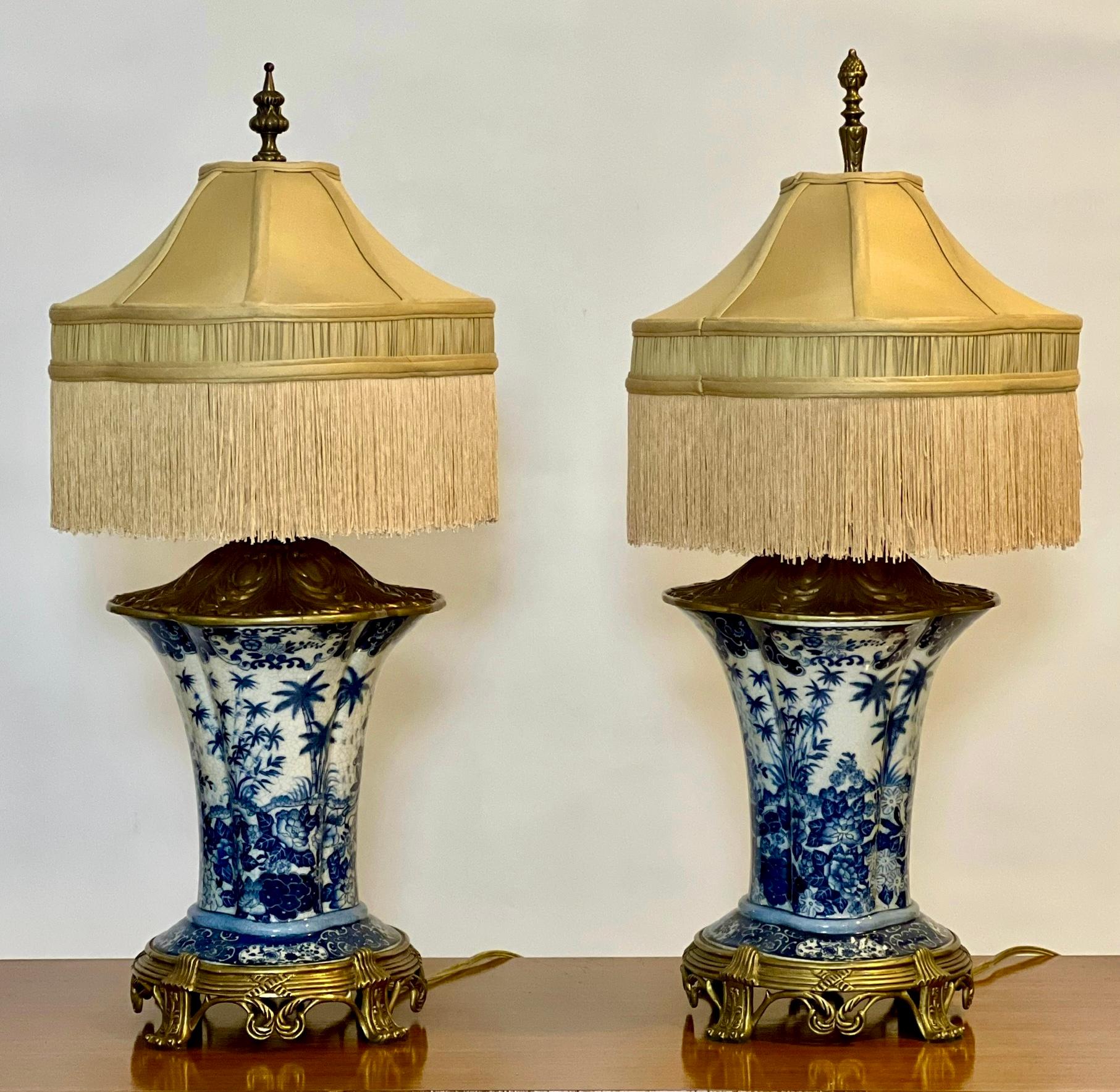 Blaue und weiße Porzellanlampen mit Goldbronze-Montierung aus dem 20. Jahrhundert von United Wilson, signiert, Paar (Chinesischer Export) im Angebot