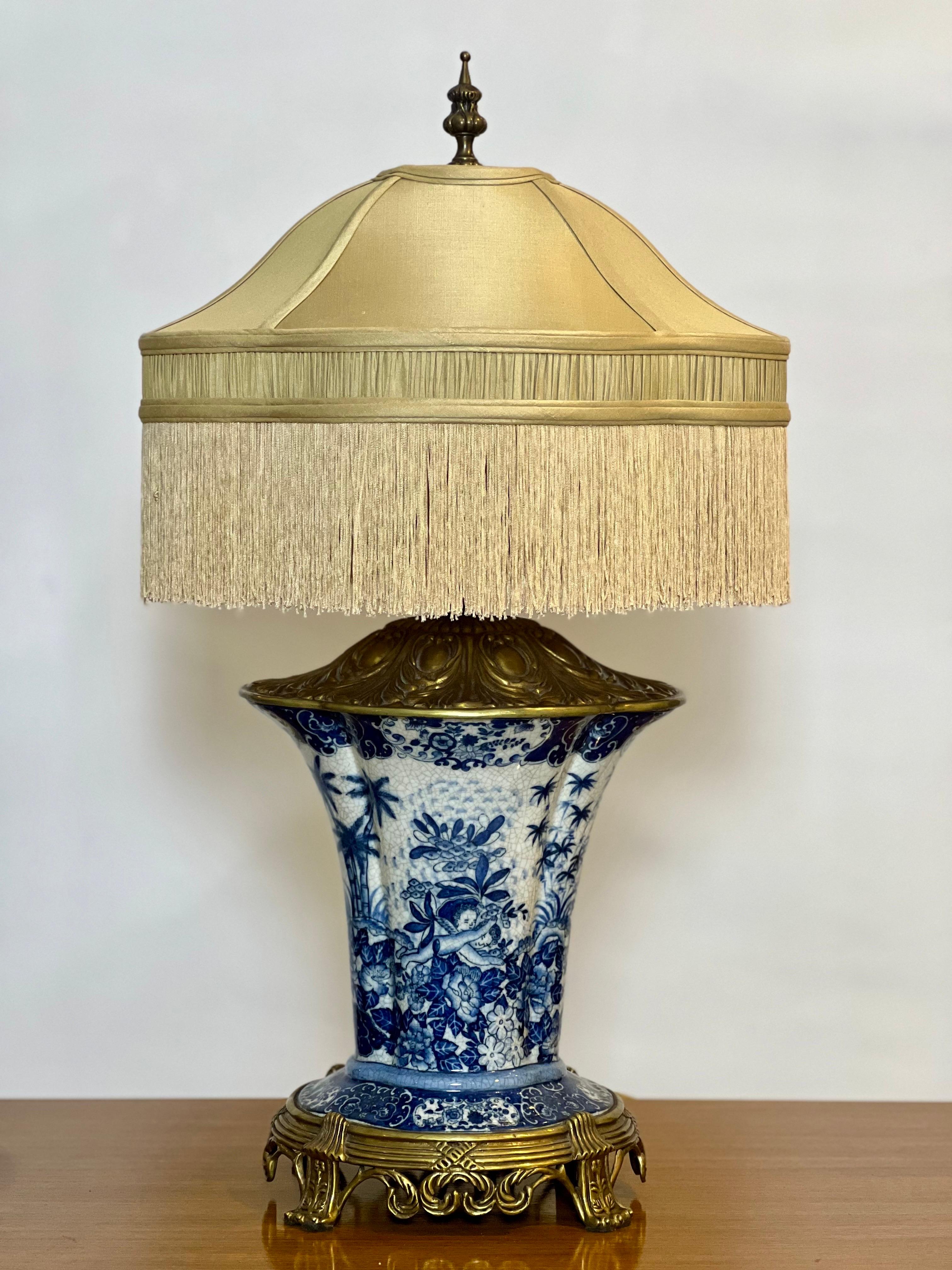 Blaue und weiße Porzellanlampen mit Goldbronze-Montierung aus dem 20. Jahrhundert von United Wilson, signiert, Paar (Hongkong) im Angebot