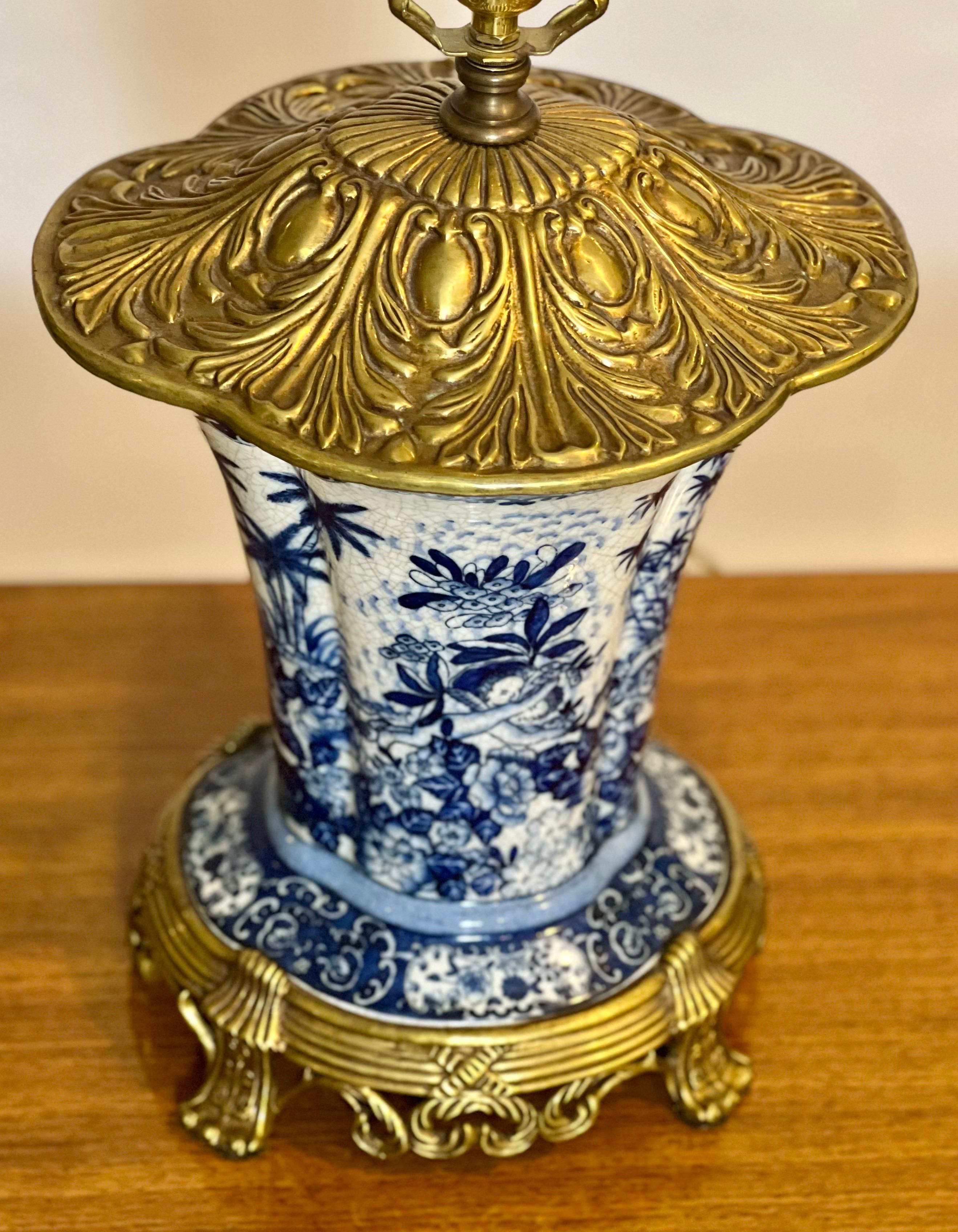 Blaue und weiße Porzellanlampen mit Goldbronze-Montierung aus dem 20. Jahrhundert von United Wilson, signiert, Paar im Zustand „Gut“ im Angebot in Doylestown, PA