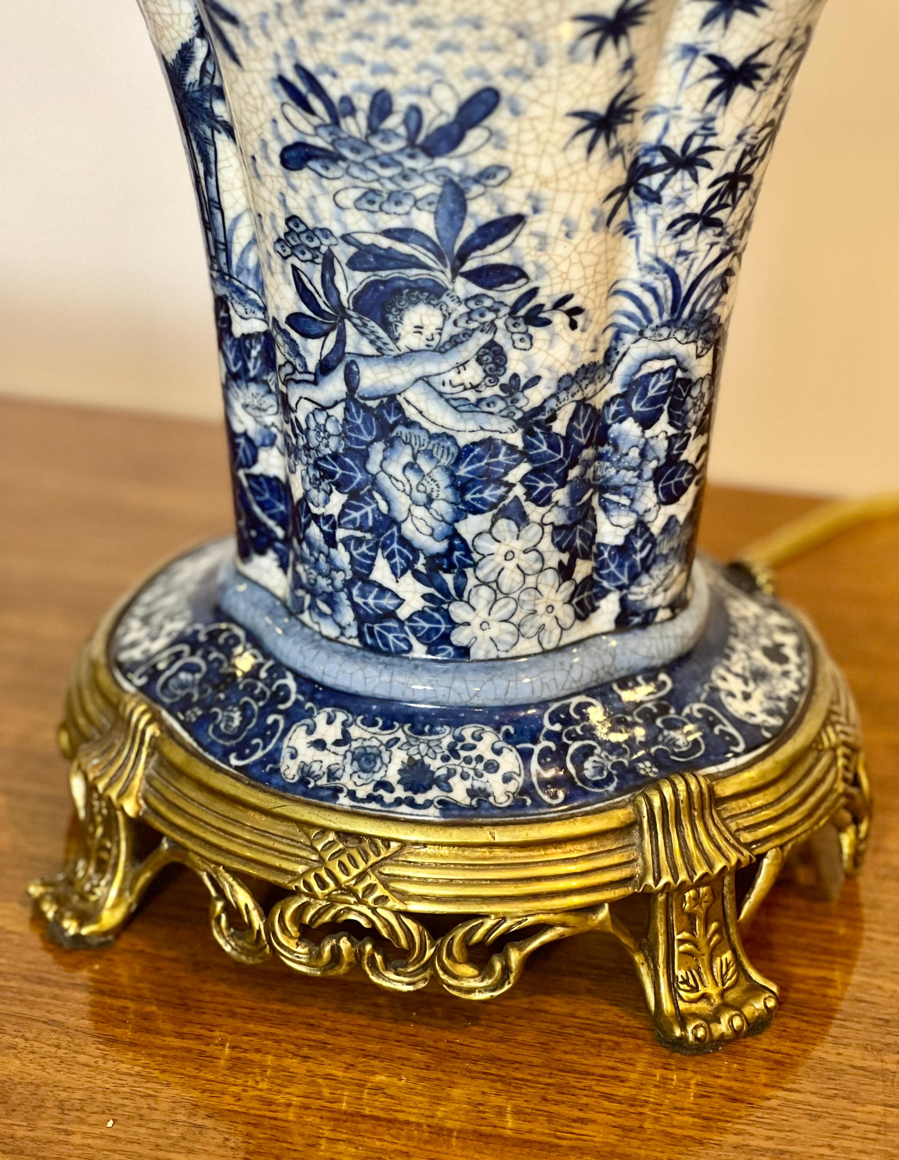 Blaue und weiße Porzellanlampen mit Goldbronze-Montierung aus dem 20. Jahrhundert von United Wilson, signiert, Paar im Angebot 1
