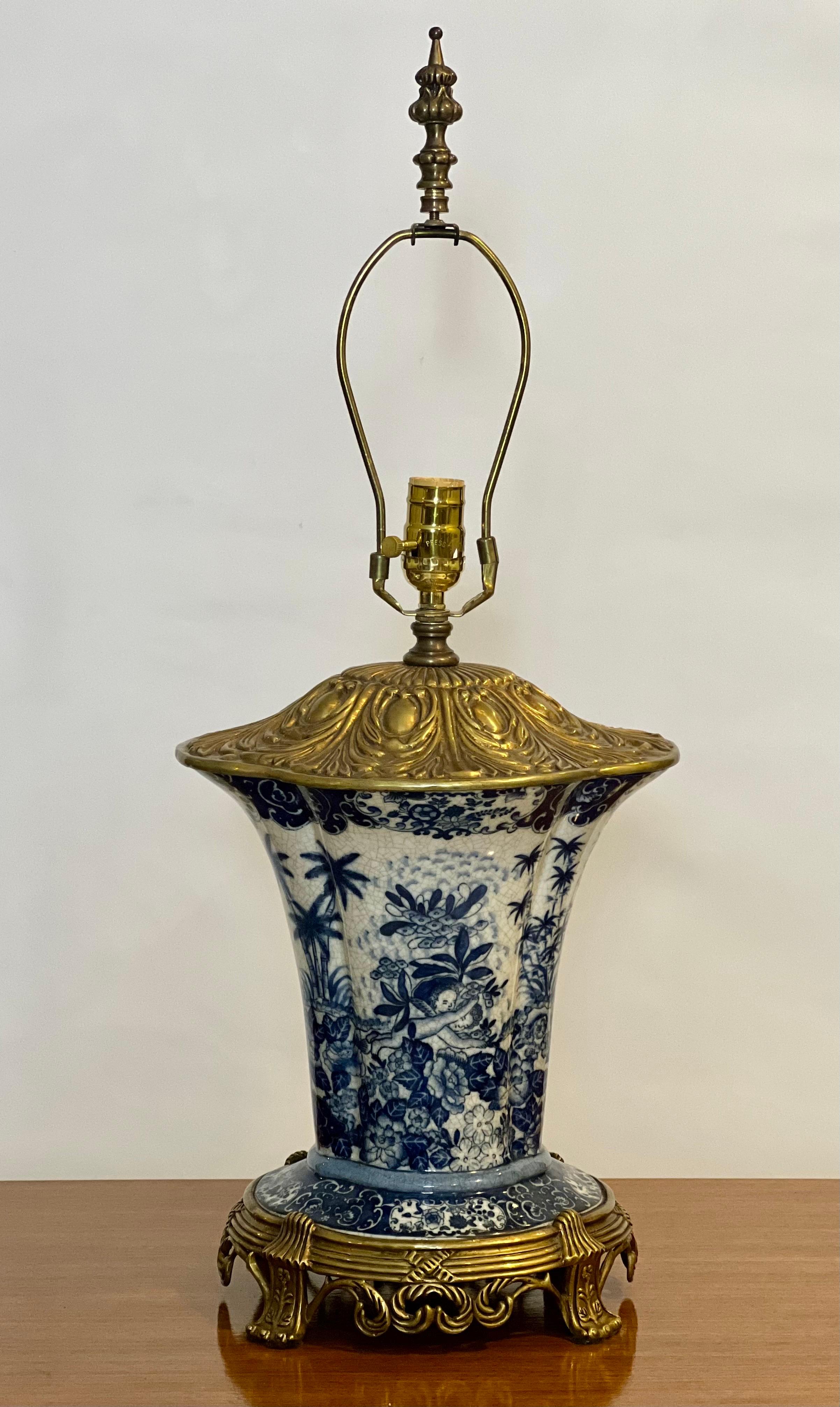 Blaue und weiße Porzellanlampen mit Goldbronze-Montierung aus dem 20. Jahrhundert von United Wilson, signiert, Paar im Angebot 3