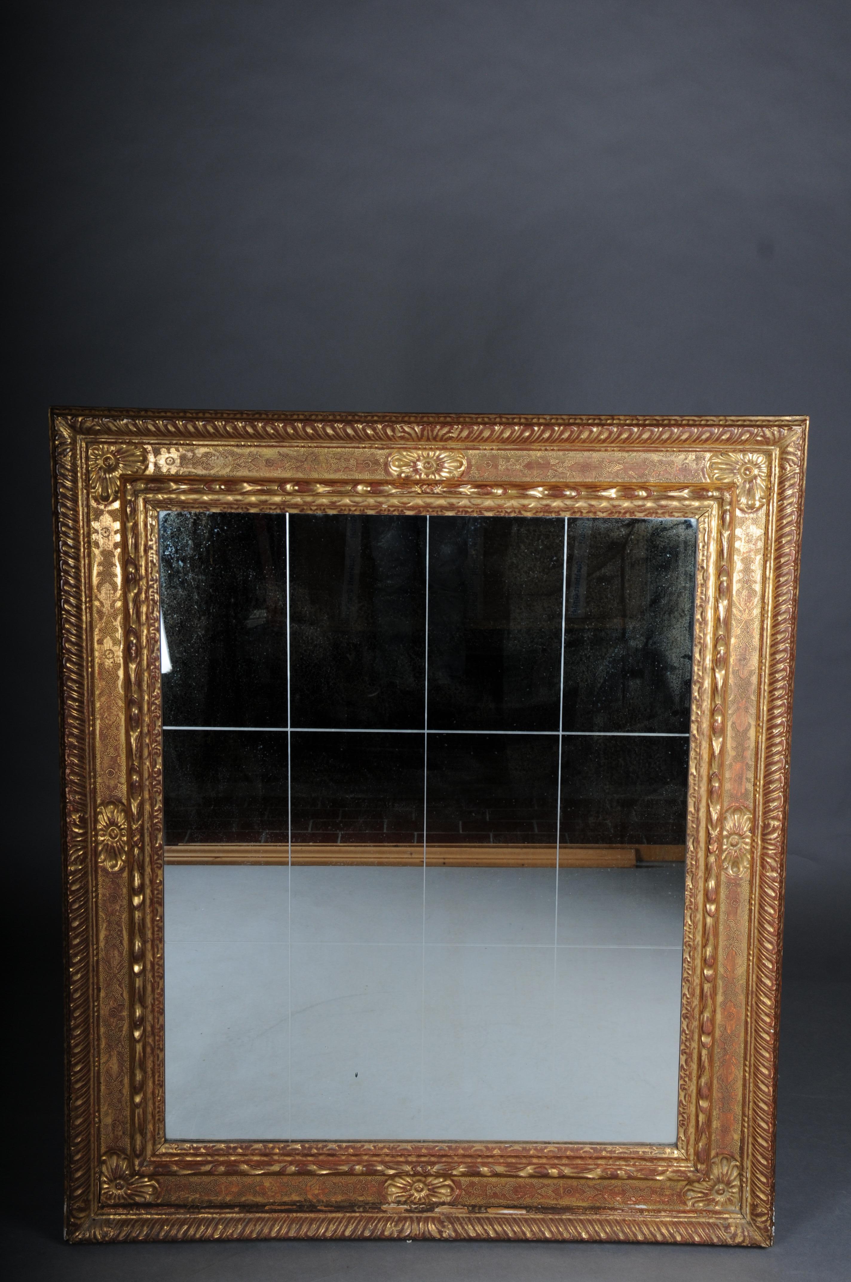Miroir mural ancien insolite, cadre doré

Cadre en bois massif, décoré et plaqué or. Forme rectangulaire classique avec verre à facettes.

Extrêmement décoratif et élégant. Probablement de France.