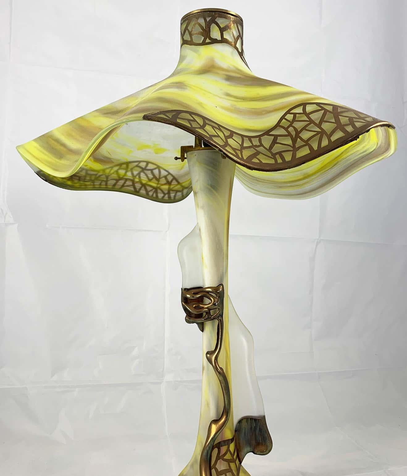 Lampe de bureau en verre d'art inhabituelle du XXe siècle de style Art nouveau en vente 1