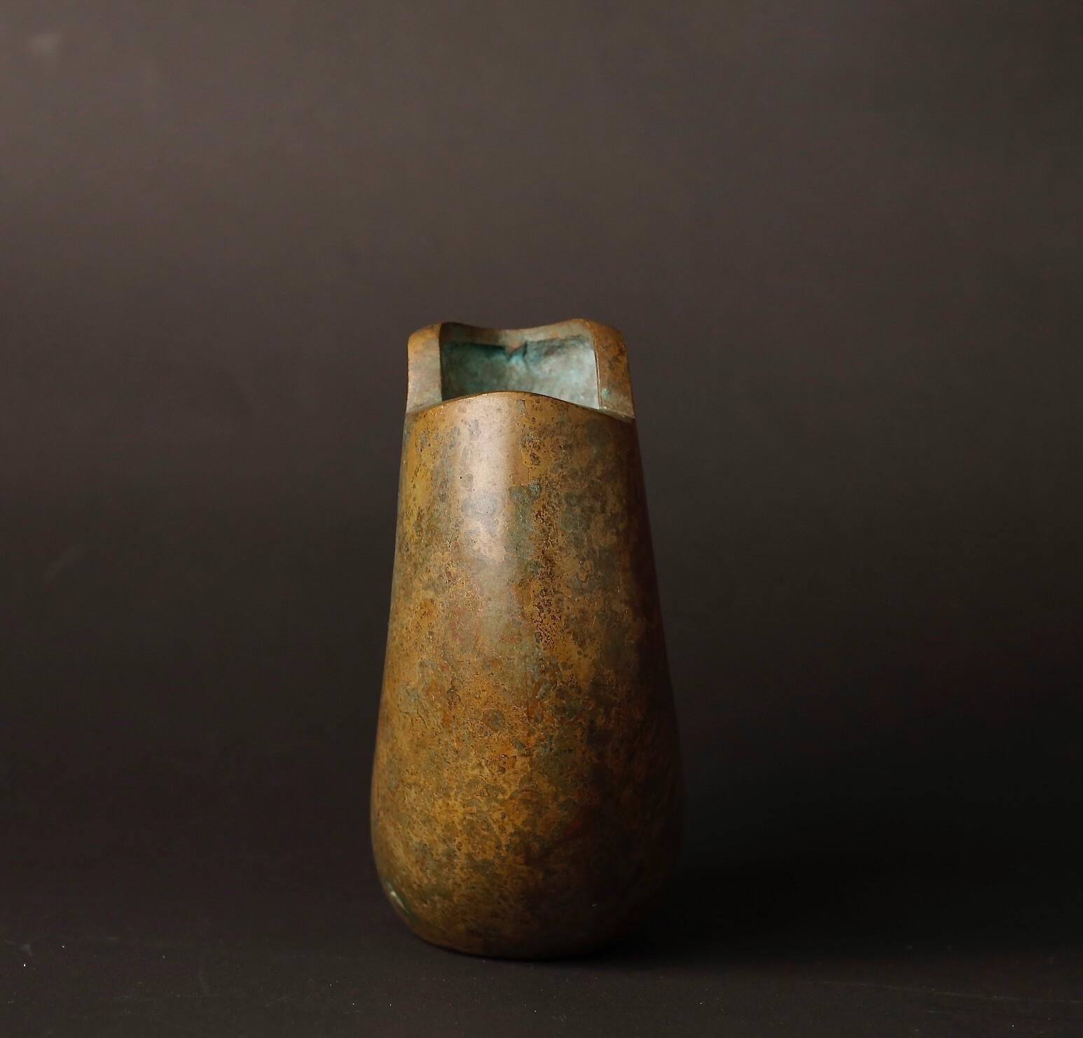 20th century unusual Bronze Vase by a Nitten Artist by Yoshida Eiji For Sale 1