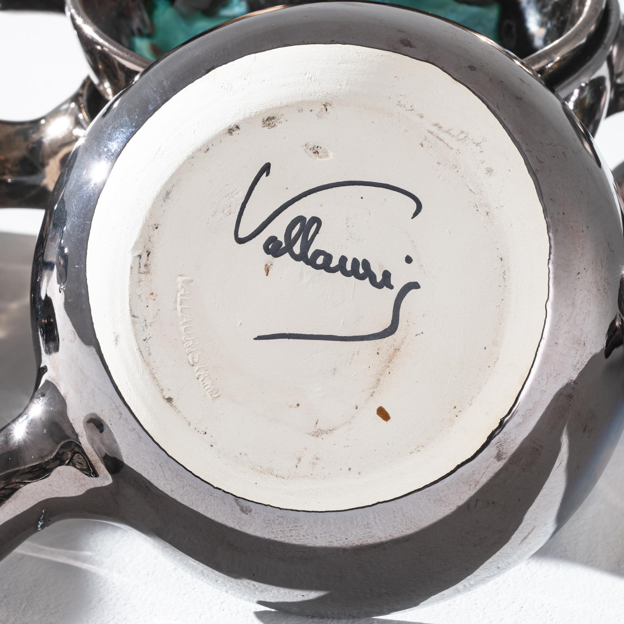 Ce superbe ensemble de vaisselle en céramique du 20e siècle représente une trouvaille unique. Une marque de potier peinte sur la base indique que ces pièces ont été fabriquées à Vallauris, une petite ville de la Côte d'Azur réputée pour ses belles