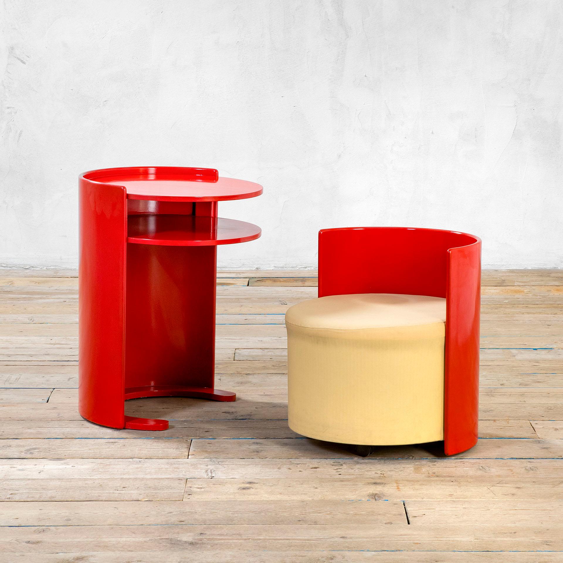 Here is a cute vanity dressing table attributed to Luigi Caccia Dominioni made in red lacquered wood and beige upholstery for the seating during the 60s. It has a really special structure, as it is composed by a cylindrical part (all in lacquered