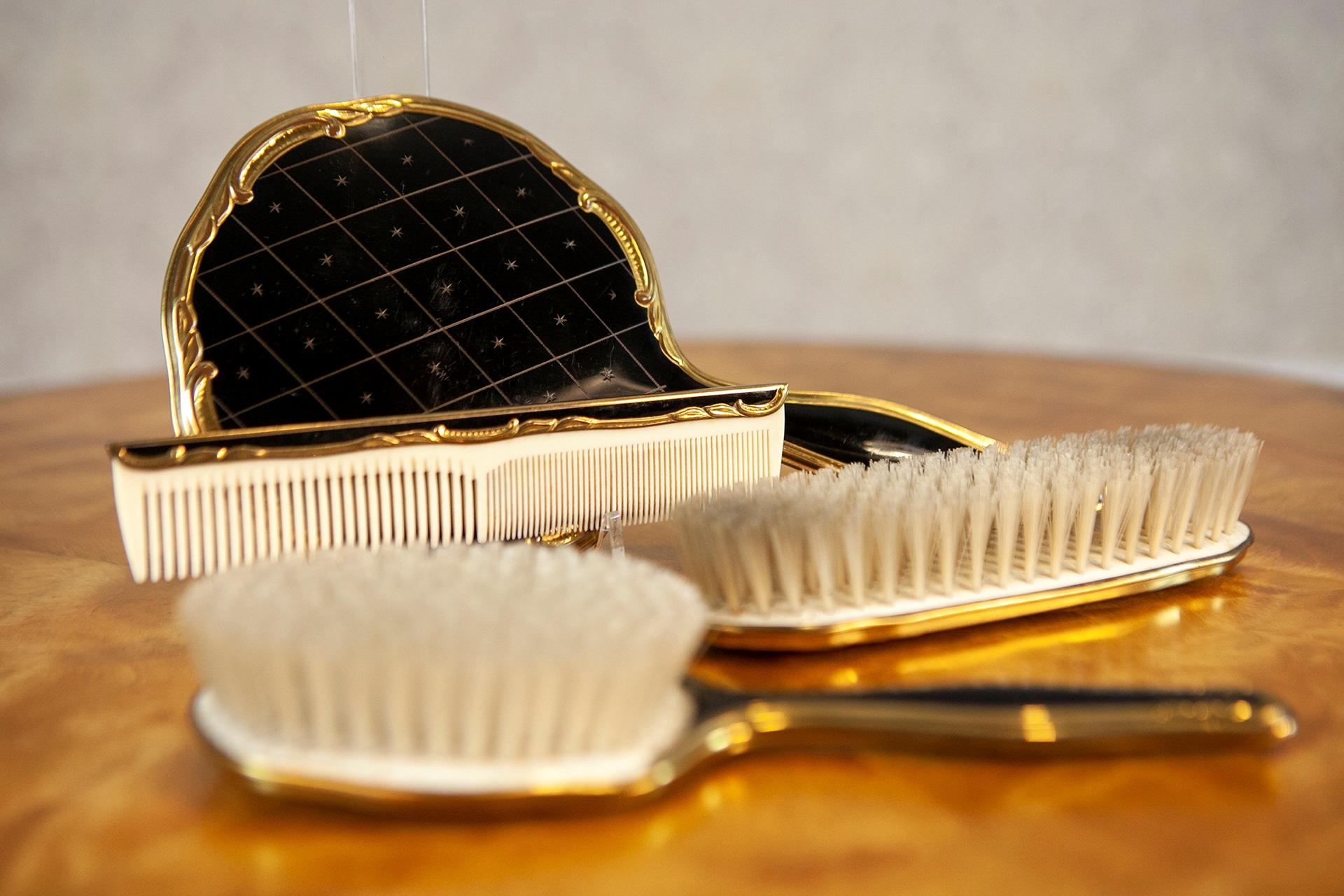 Vanity Set du 20e siècle avec miroir, brosse à cheveux, peigne et brosse à vêtements en vente 6