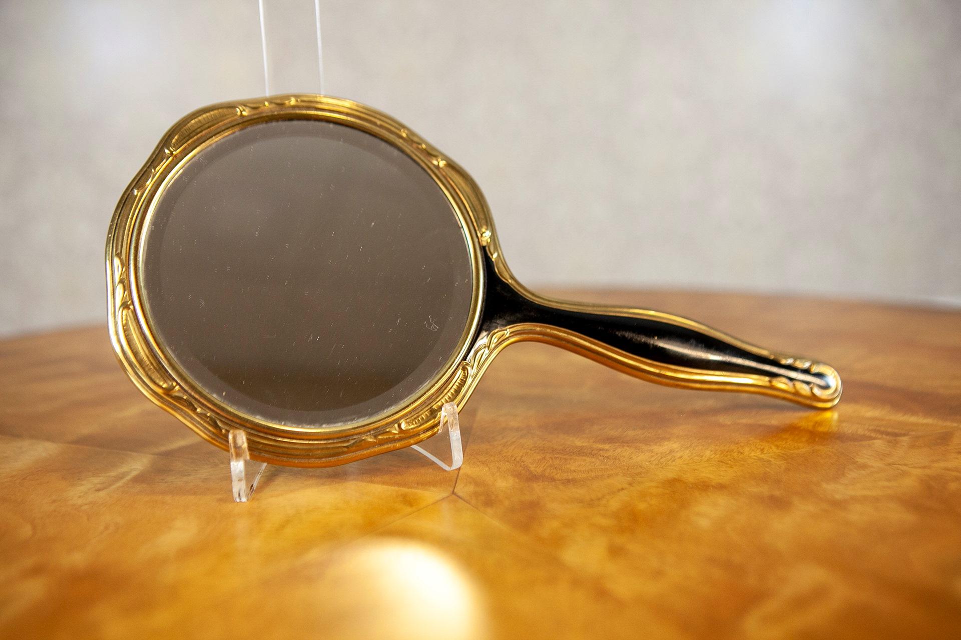 Vanity Set du 20e siècle avec miroir, brosse à cheveux, peigne et brosse à vêtements

Ensemble de toilette ancien composé d'un peigne, d'une brosse à cheveux, d'un miroir à main et d'une brosse à vêtements, dont les poils et les manches sont en