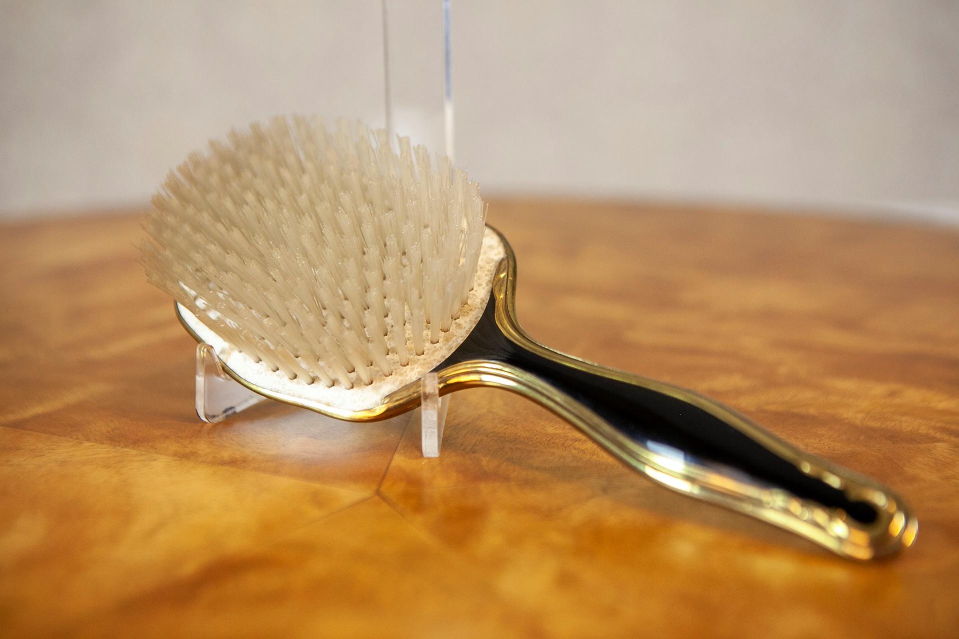 Vanity Set du 20e siècle avec miroir, brosse à cheveux, peigne et brosse à vêtements Bon état - En vente à Opole, PL