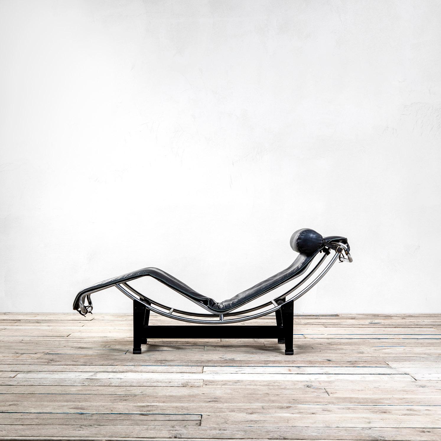Variable tilting chaise-longue mod. LC4 with chromed tubular structure, lacquered metal supports and leather covering. Designed by Le Corbusier, Pierre Jeanneret and Charlotte Perriand in 1965 for Cassina. The cradle, in trivalent chromed steel,