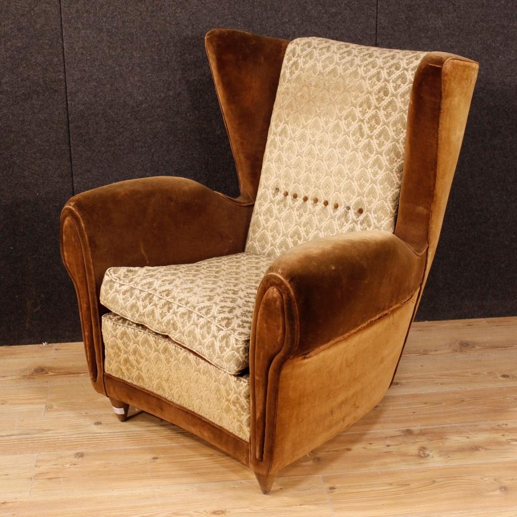 Italian armchair from the 1970s. Gio Ponti style furniture of beautiful line and pleasant decor. Armchair upholstered in velvet and fabric with different signs of wear and defects, to be replaced. Ideal armchair to be placed in a living room or