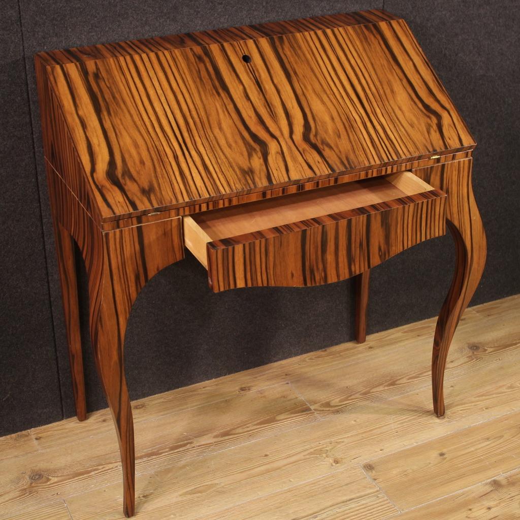 Bureau italien du 20e siècle en bois plaqué de noyer, 1970 4
