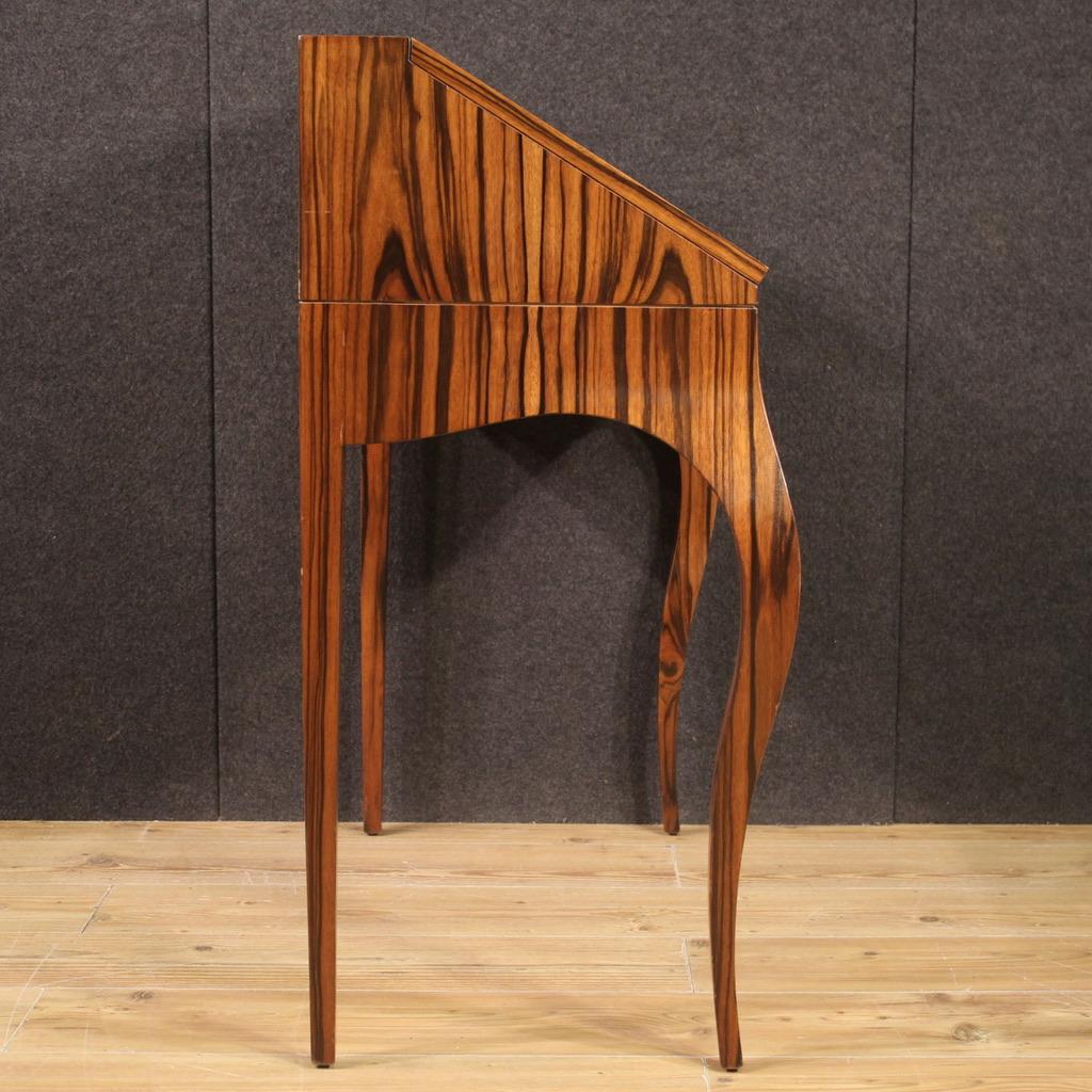 Noyer Bureau italien du 20e siècle en bois plaqué de noyer, 1970