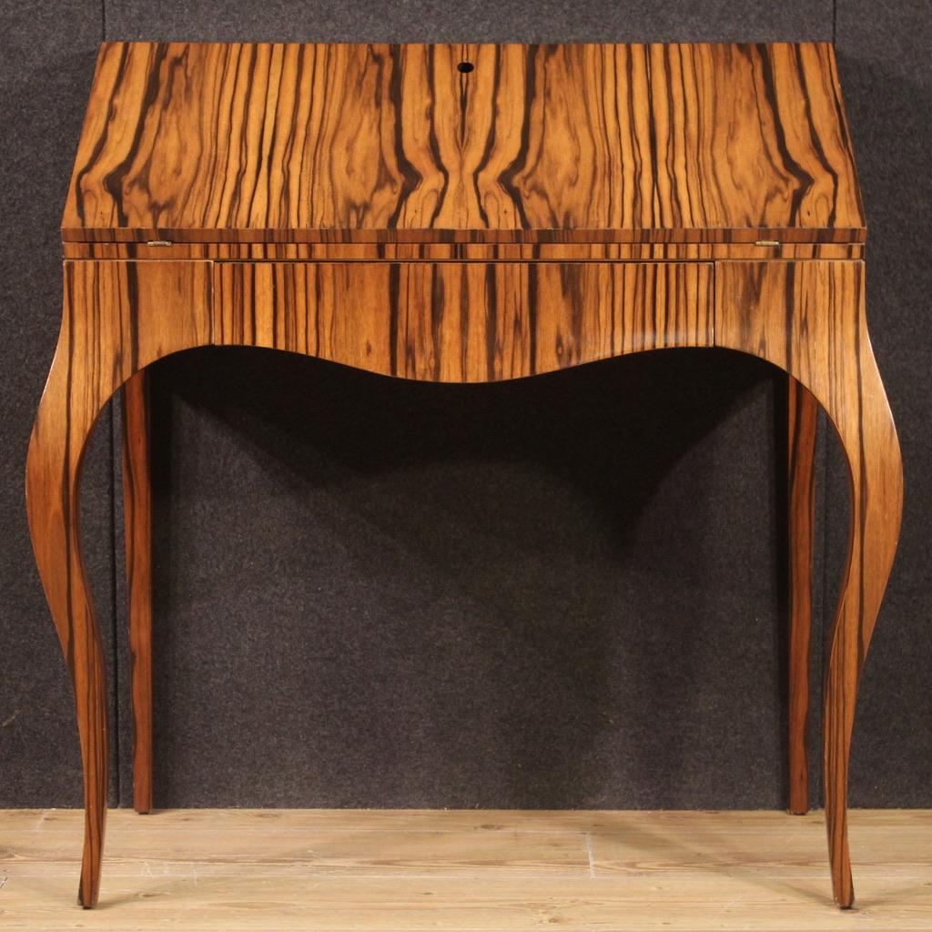 Bureau italien du 20e siècle en bois plaqué de noyer, 1970 1