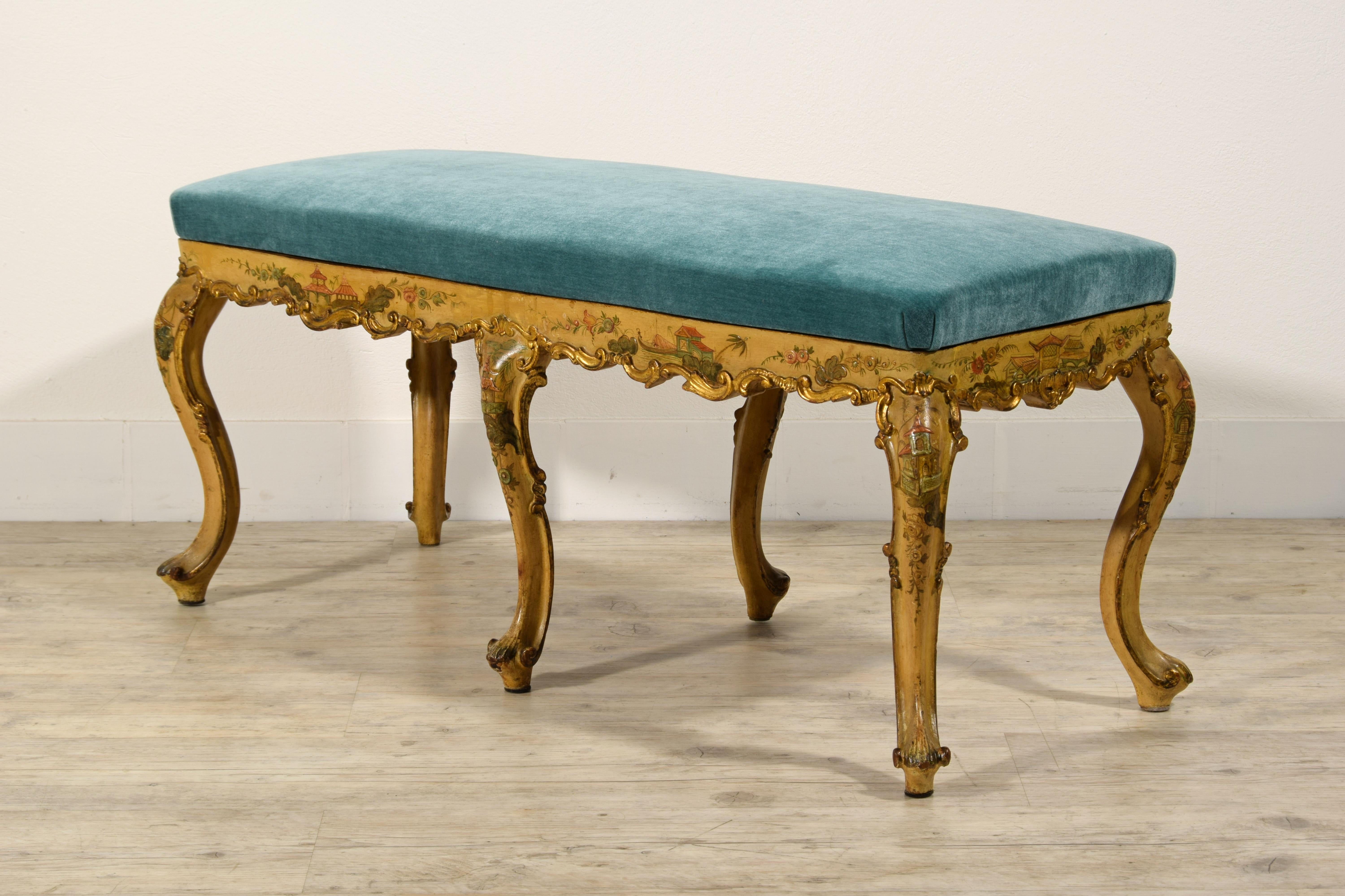 20th Century, Venetian Baroque style carved and laquered giltwood bench.

This small center bench was made in the Venetian baroque style around the early twentieth century. The structure is in carved, lacquered and gilded wood and the seat is