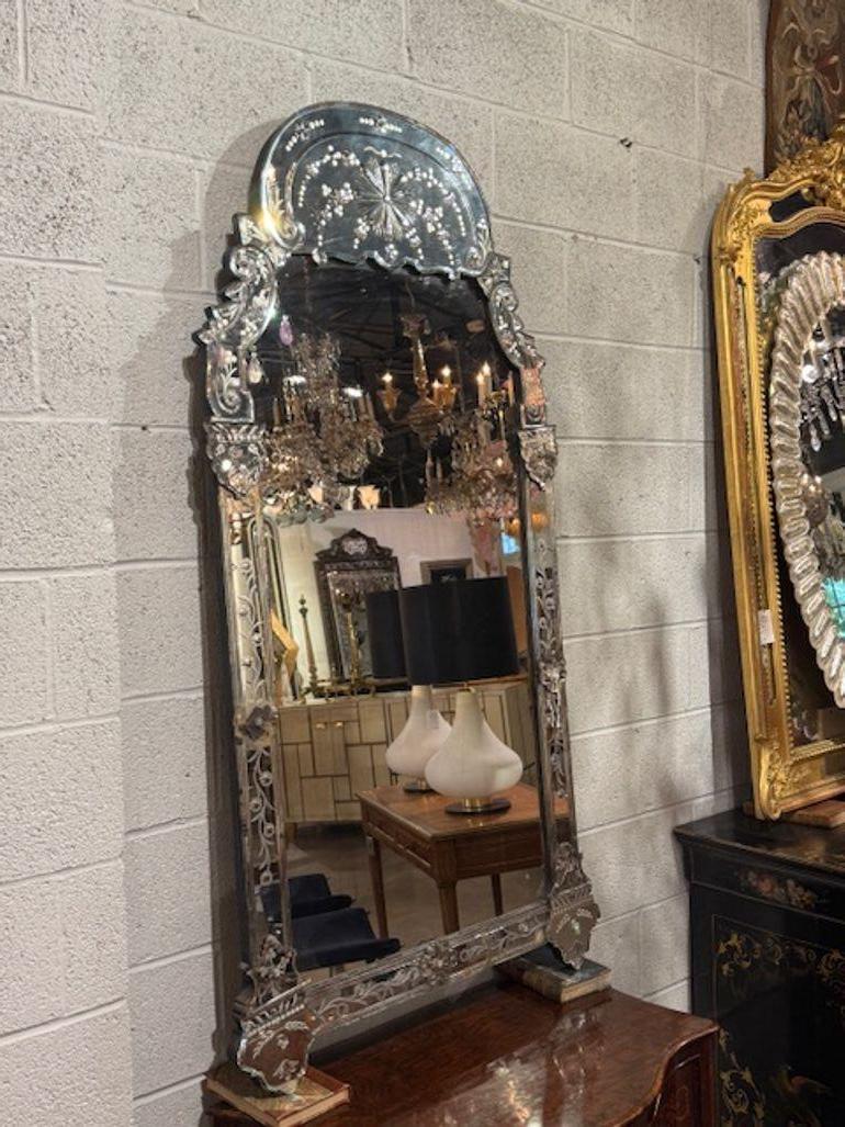 Bon miroir vénitien en verre gravé du début du 20e siècle. Ces miroirs sont plus que des surfaces réfléchissantes : ce sont des éléments décoratifs qui apportent de la lumière, de l'histoire et de l'artisanat dans n'importe quel espace. Circa 1920.