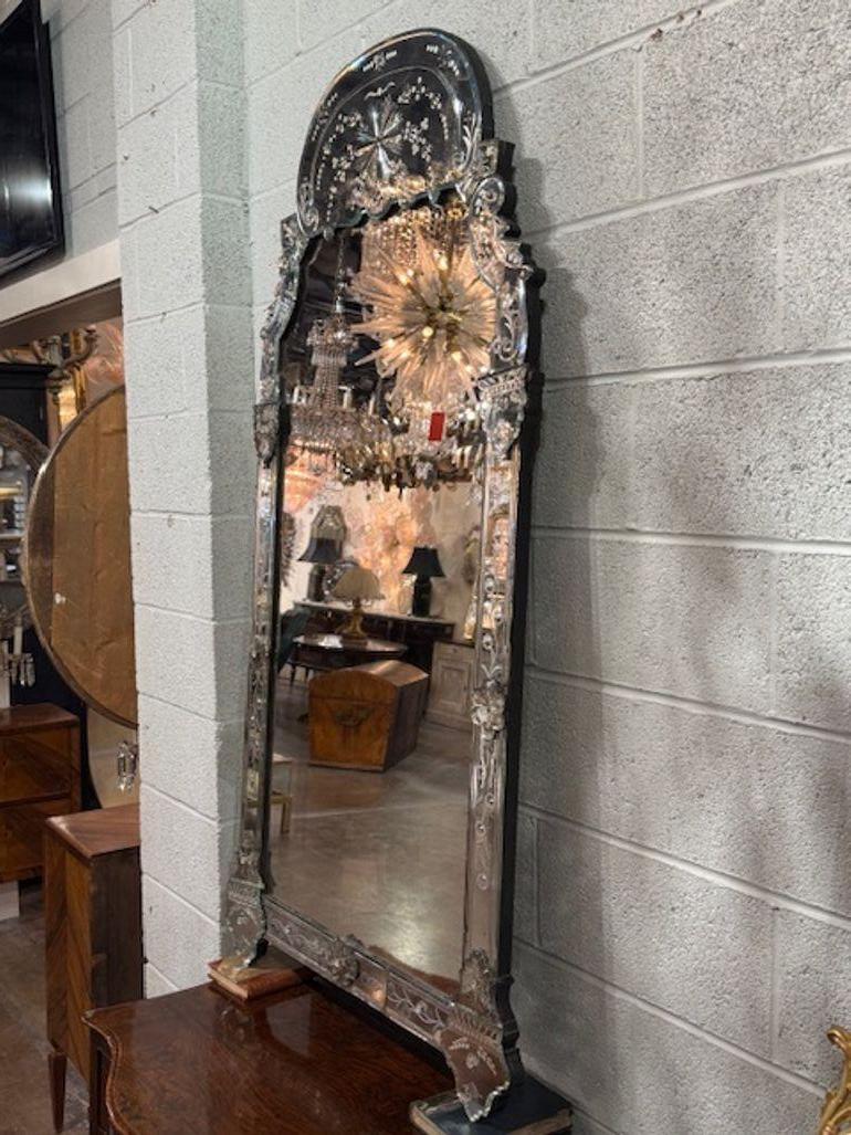 Miroir vénitien en verre gravé du 20e siècle Bon état - En vente à Dallas, TX