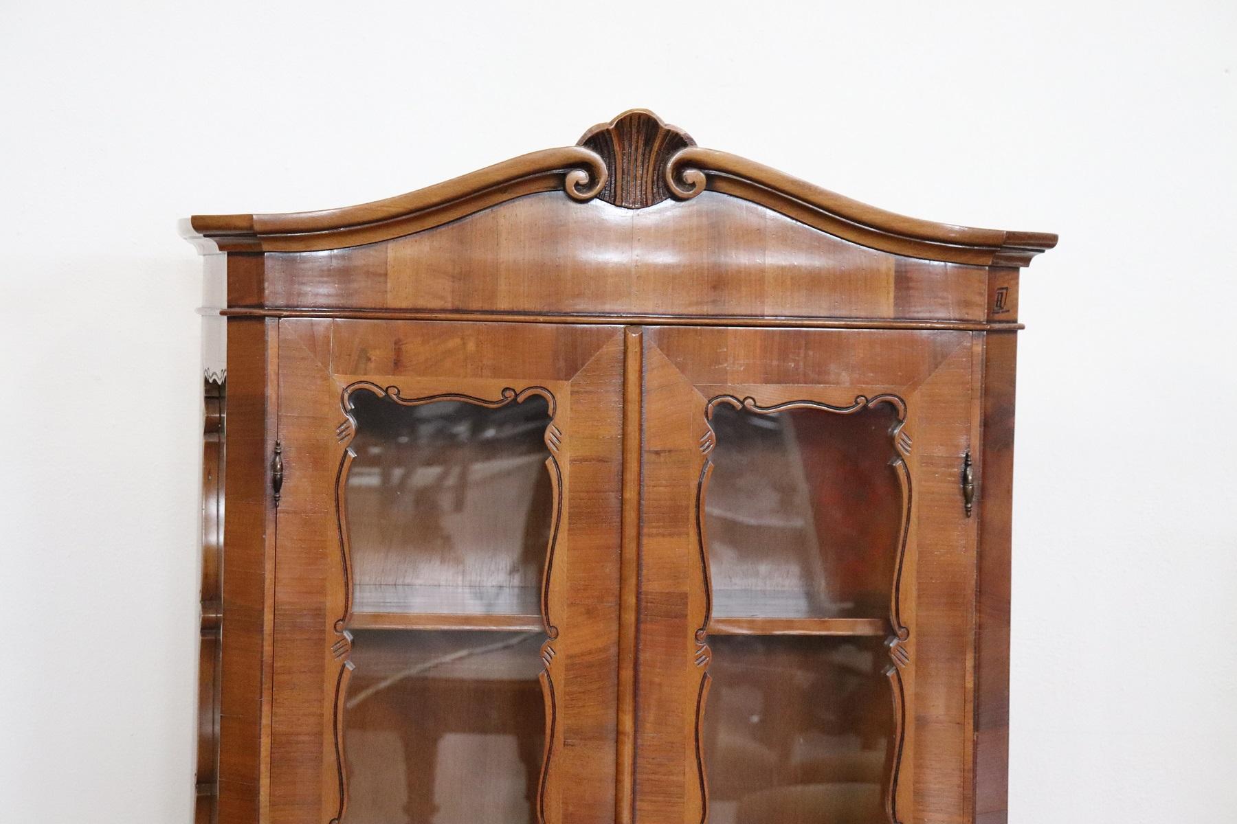 Venetian Italian vitrine from the first half of the 20th century. High quality furniture.
Carved walnut. Vitrine with three shelves in the display case of good capacity, moved on the front and sides. Furniture ideal for displaying collectible