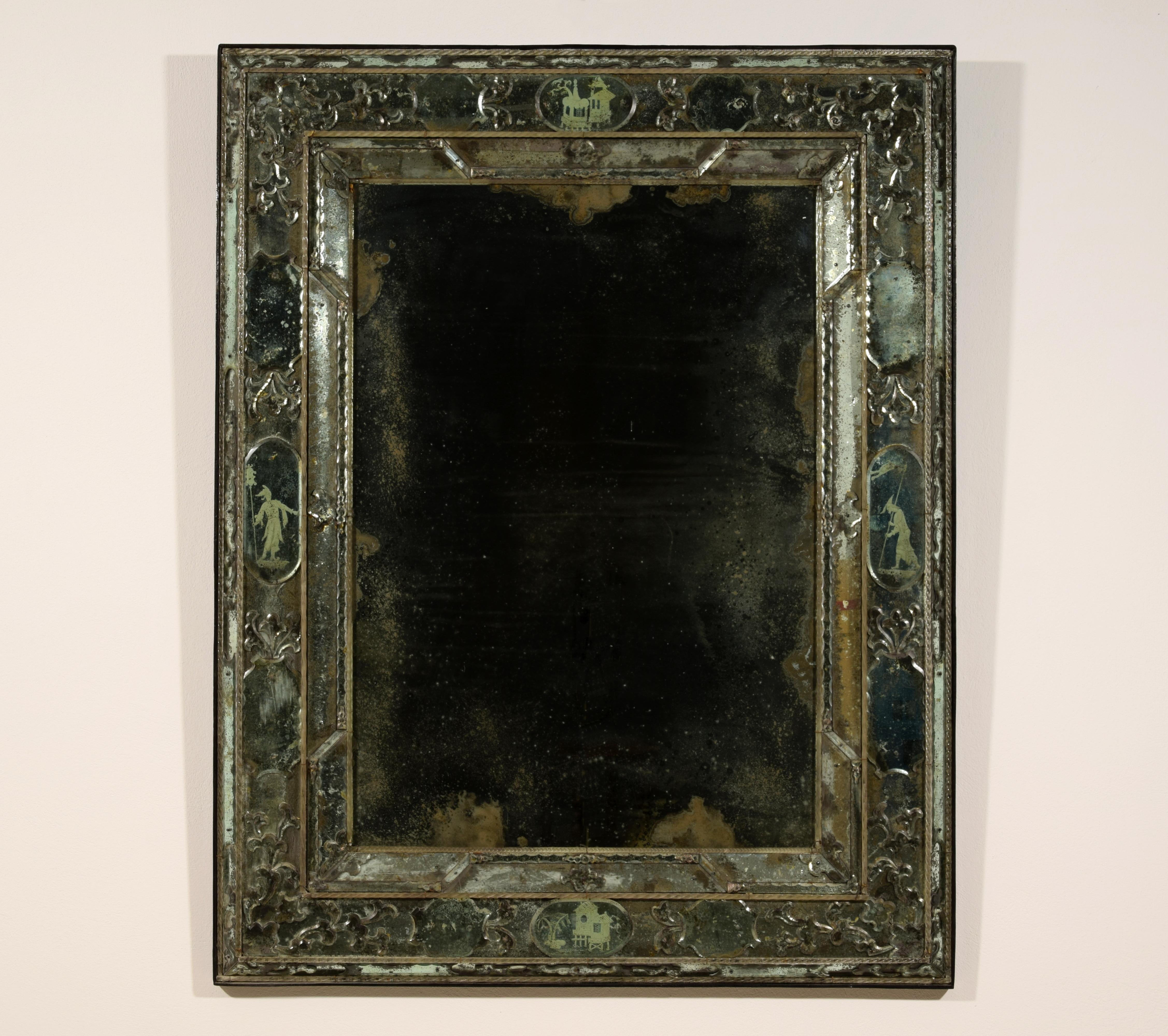 20. Jahrhundert, Venezianischer Spiegel
Dieser raffinierte Spiegel wurde im 20. Jahrhundert in Murano, Venedig, in dem in der Lagunenstadt im frühen achtzehnten Jahrhundert weit verbreiteten Stil hergestellt. Der Spiegel wird in einem komplexen