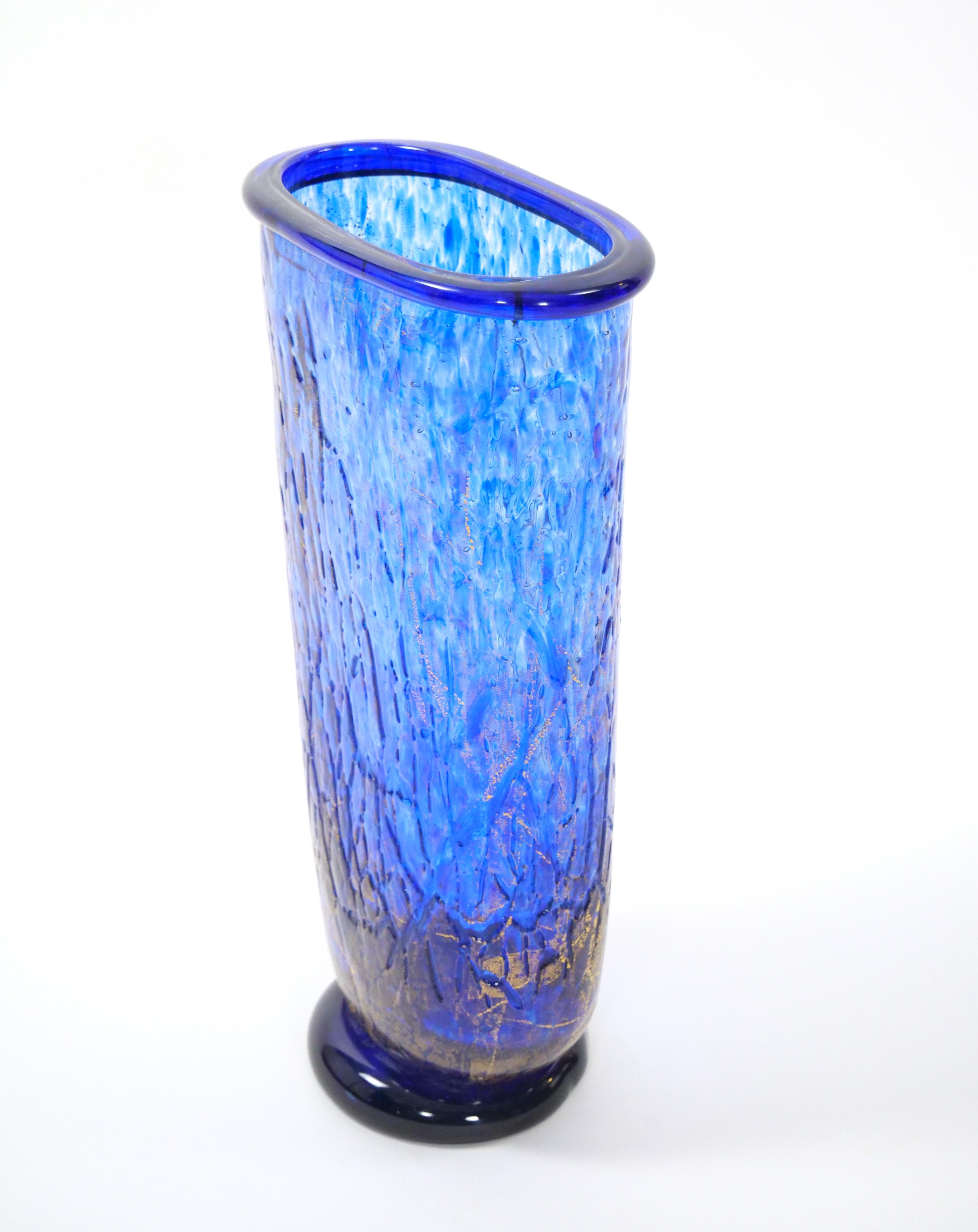 Voici un exquis vase décoratif vénitien italien du XXe siècle, soufflé à la bouche et fabriqué à la main. Cette pièce étonnante présente une forme géométrique captivante, mettant en valeur le remarquable savoir-faire des verriers vénitiens. Le vase