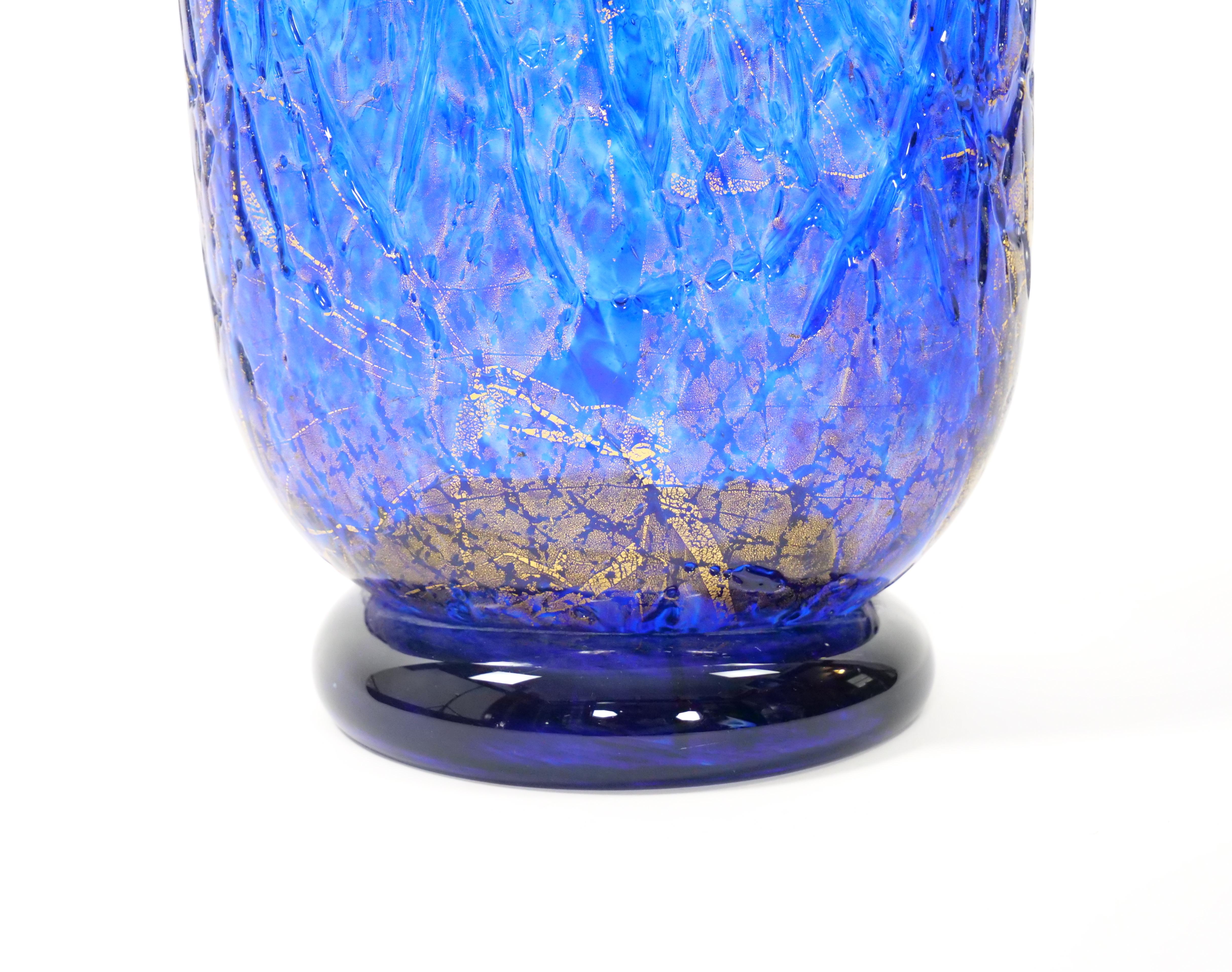 Verre de Murano Vase décoratif vénitien soufflé à la bouche du 20ème siècle, à mouchetures dorées en vente