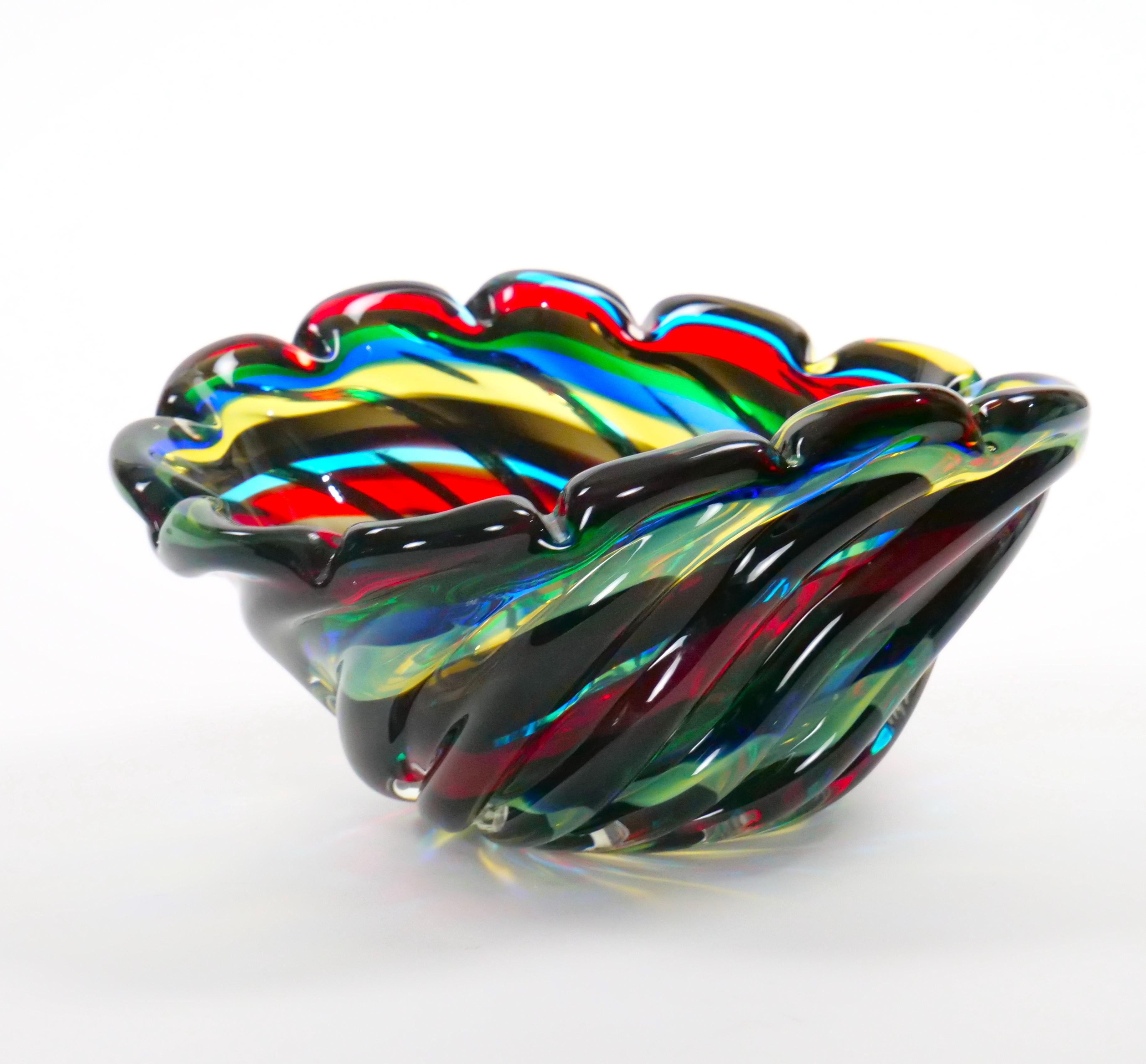 20th Century Venetian Multicolored Glass Decorative Centerpiece Bowl In Good Condition For Sale In Tarry Town, NY