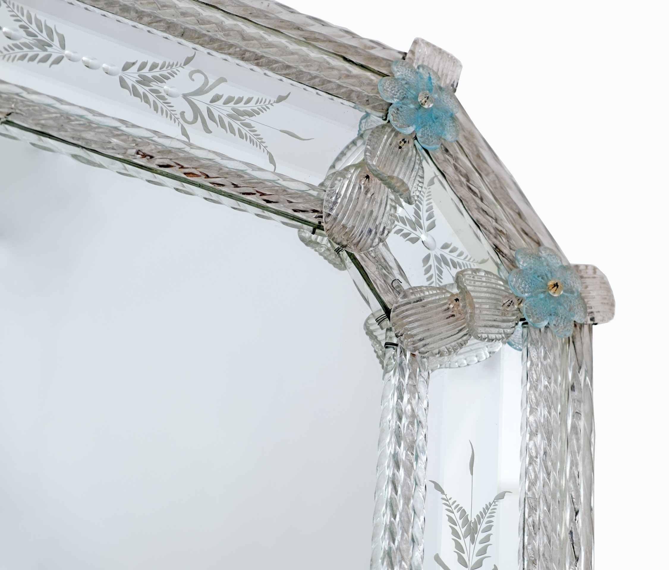 Miroir octogonal à fleurs en verre de Murano vénitien du 20e siècle en vente 2
