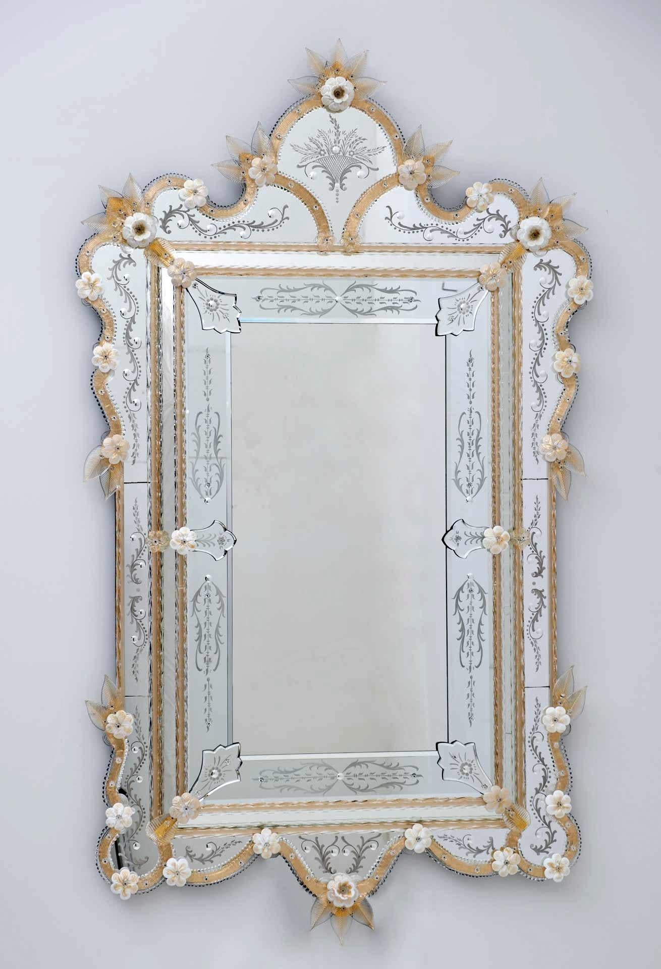 Il s'agit d'un ravissant miroir vénitien classique de l'île de Murano en couleur or avec finition fleur or blanc, gravé et travaillé entièrement à la main selon la tradition de Murano, avec des parties arrondies et gravées à la main dans les angles.