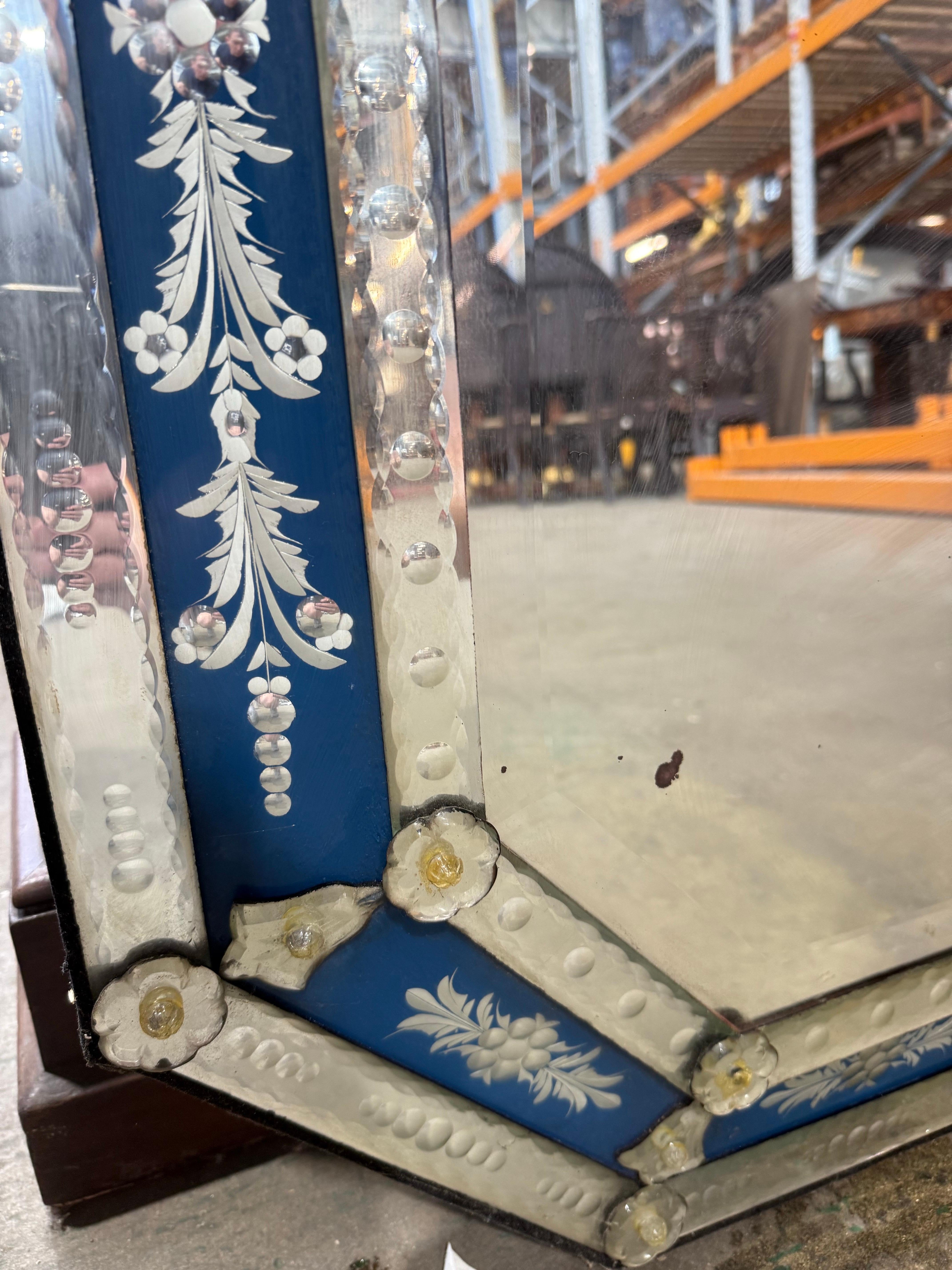 Européen Miroir octogonal vénitien du 20e siècle avec panneaux floraux en églomisé en vente