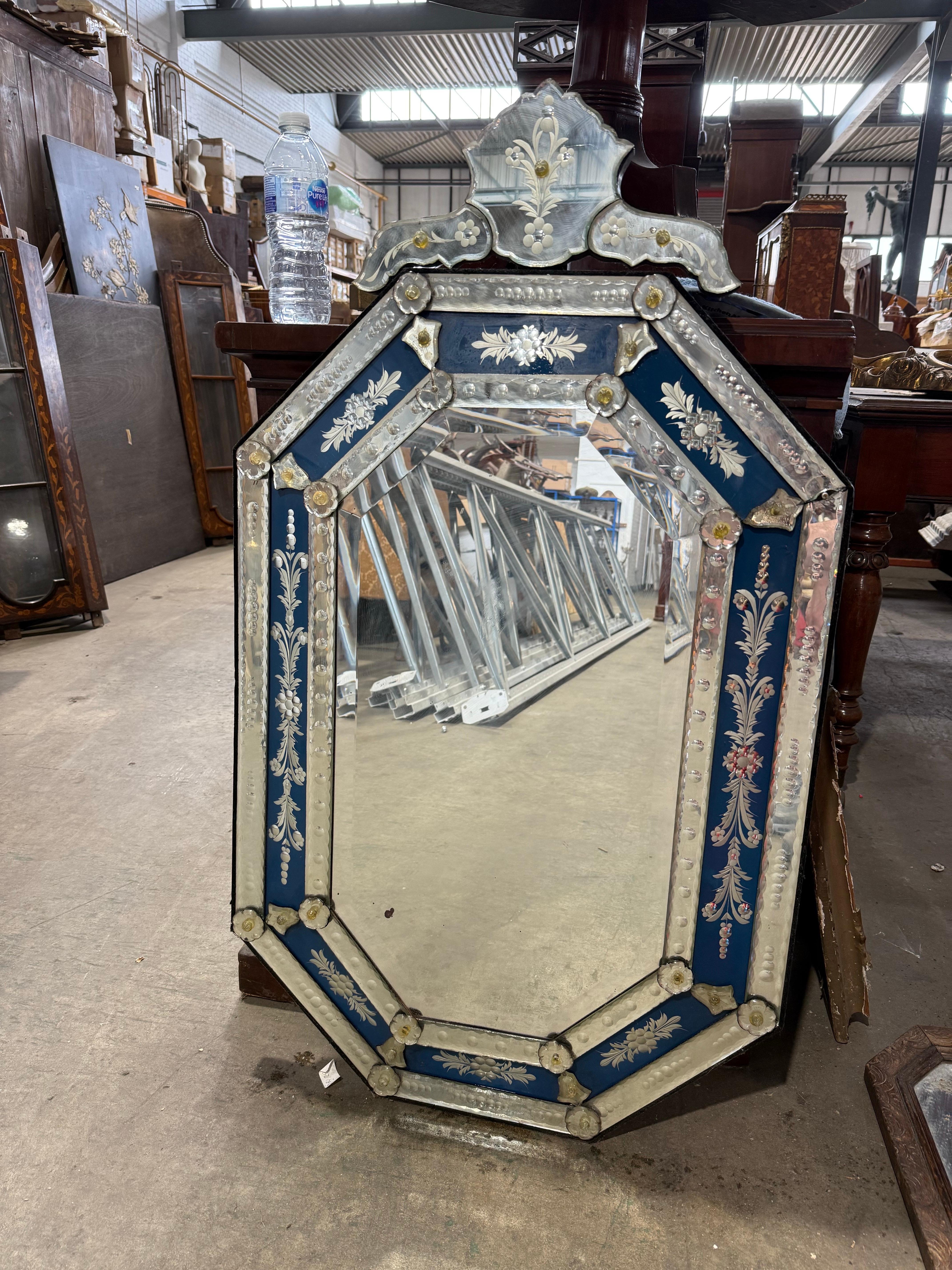 Sculpté à la main Miroir octogonal vénitien du 20e siècle avec panneaux floraux en églomisé en vente