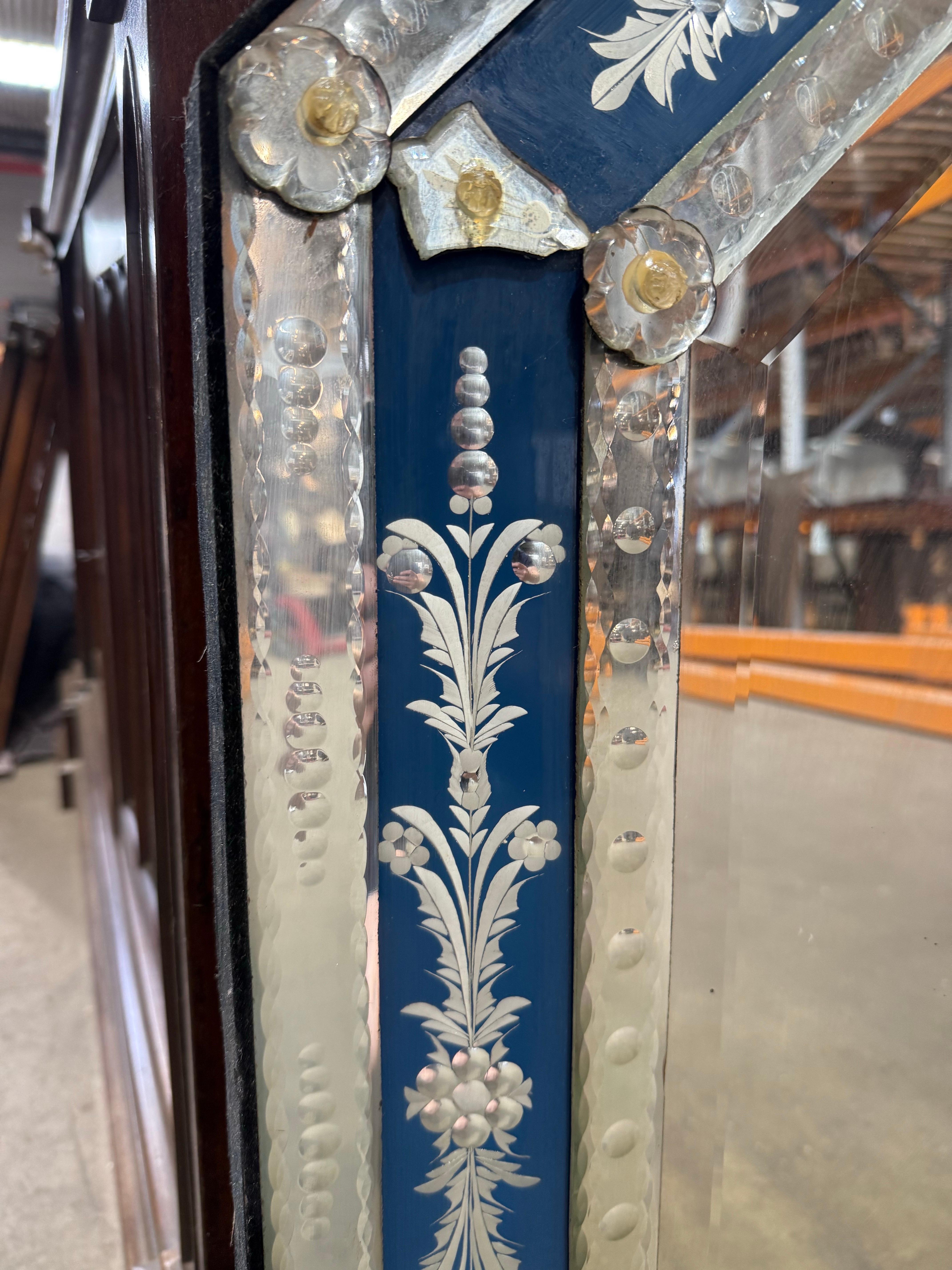 Miroir octogonal vénitien du 20e siècle avec panneaux floraux en églomisé Bon état - En vente à Southall, GB