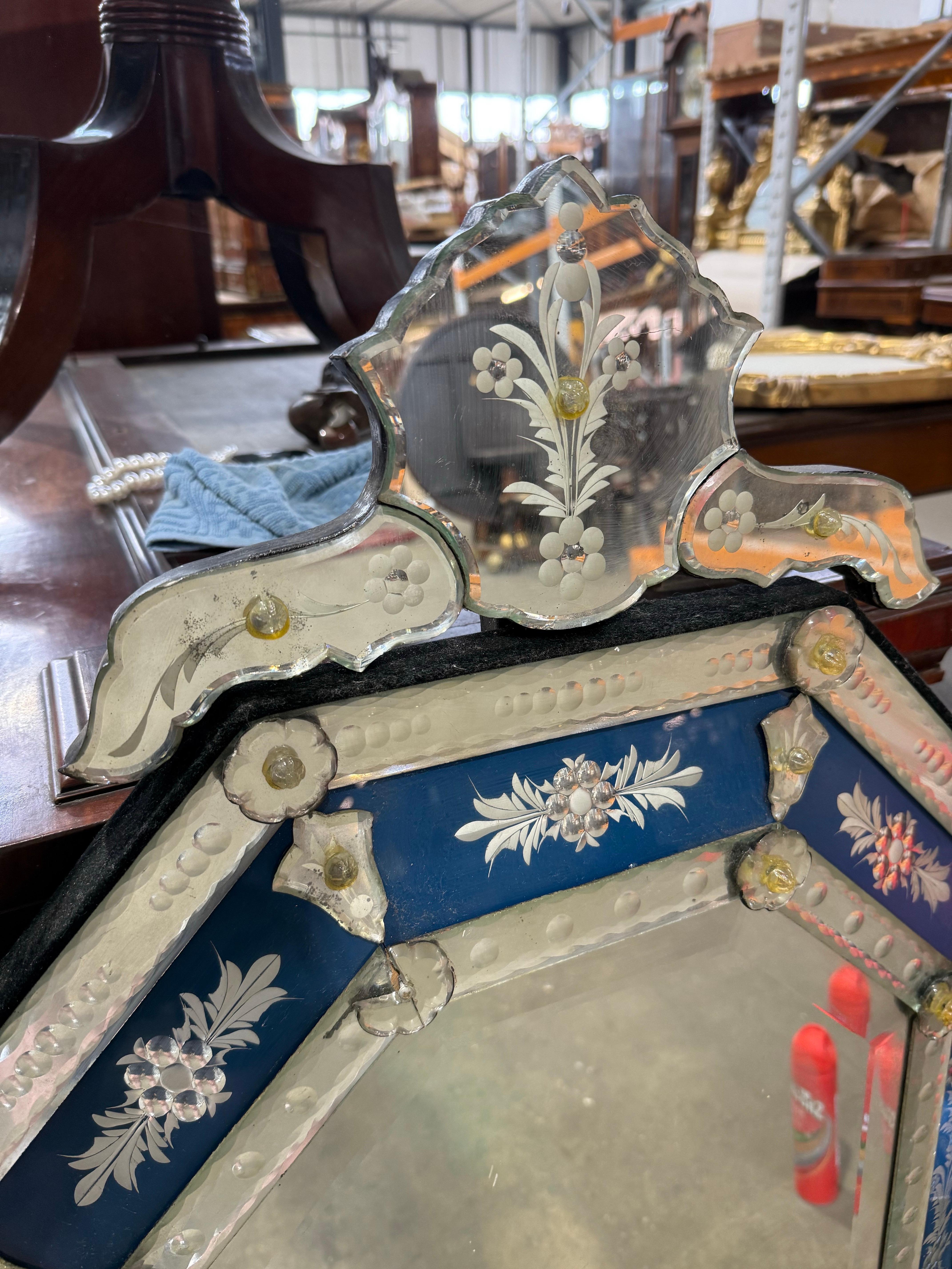 20ième siècle Miroir octogonal vénitien du 20e siècle avec panneaux floraux en églomisé en vente
