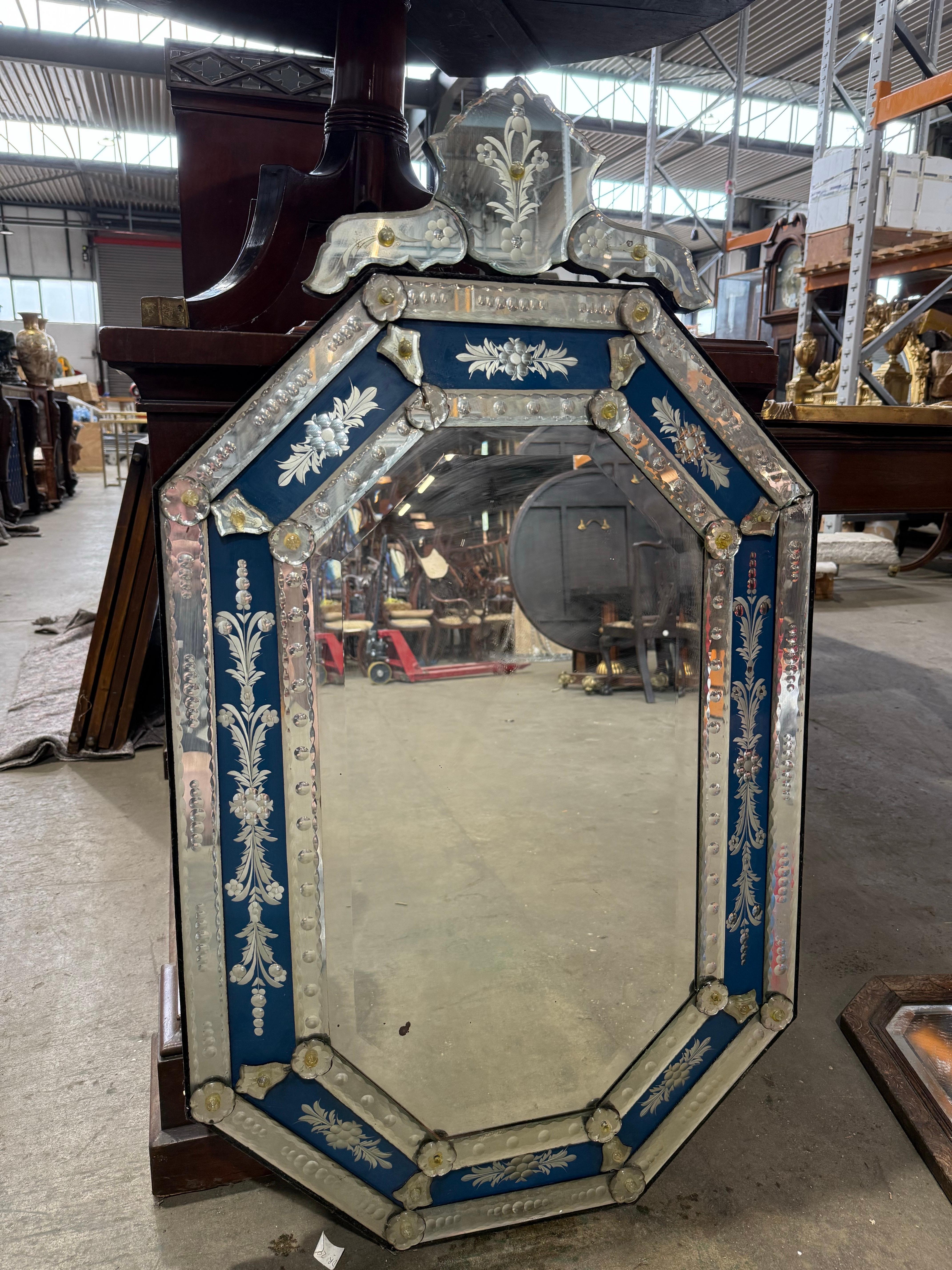 Verre Miroir octogonal vénitien du 20e siècle avec panneaux floraux en églomisé en vente