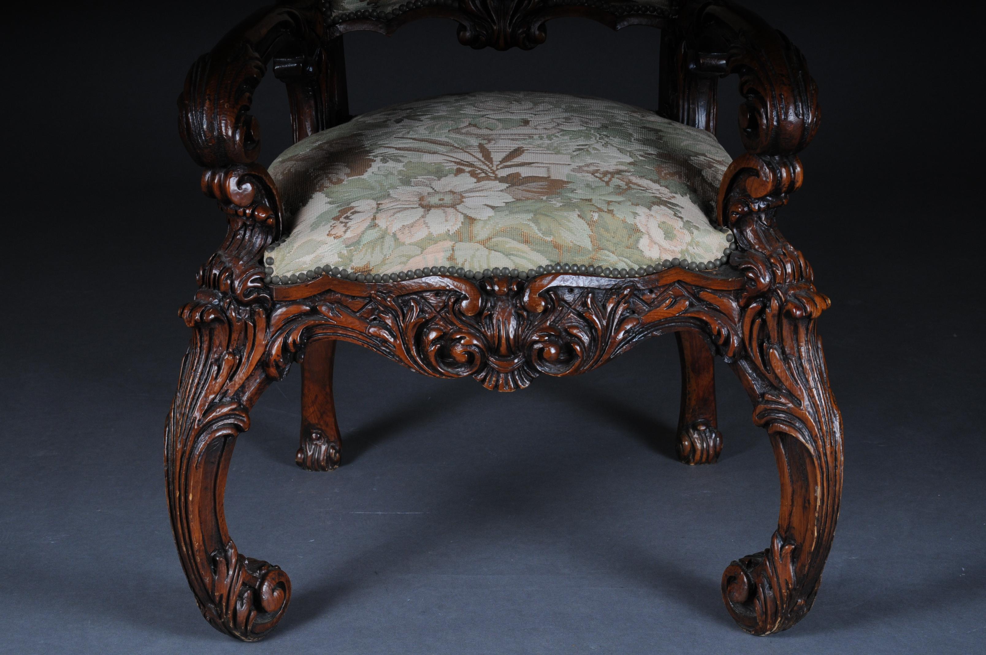 20th century Venetian Rococo throne armchair / chair walnut.
Solid walnut. Pronounced rising backrest. The seat and backrest are processed with historical, Classic upholstery. An absolutely high quality fabric cover. This model is exceptional in