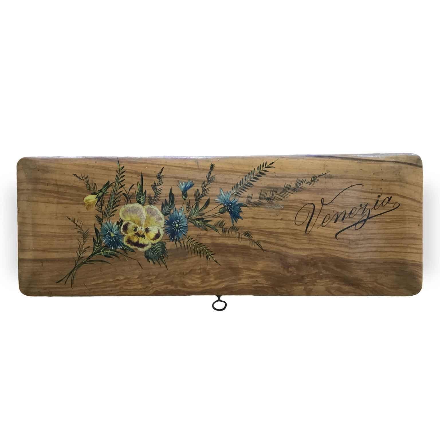An olive hand painted rectangular gloves box, topped by a polychrome oil painted floral decoration and the inscription VENEZIA.
The case can be safely locked, the brass lock plate is finely engraved.
Good condition, wear consistent with age and