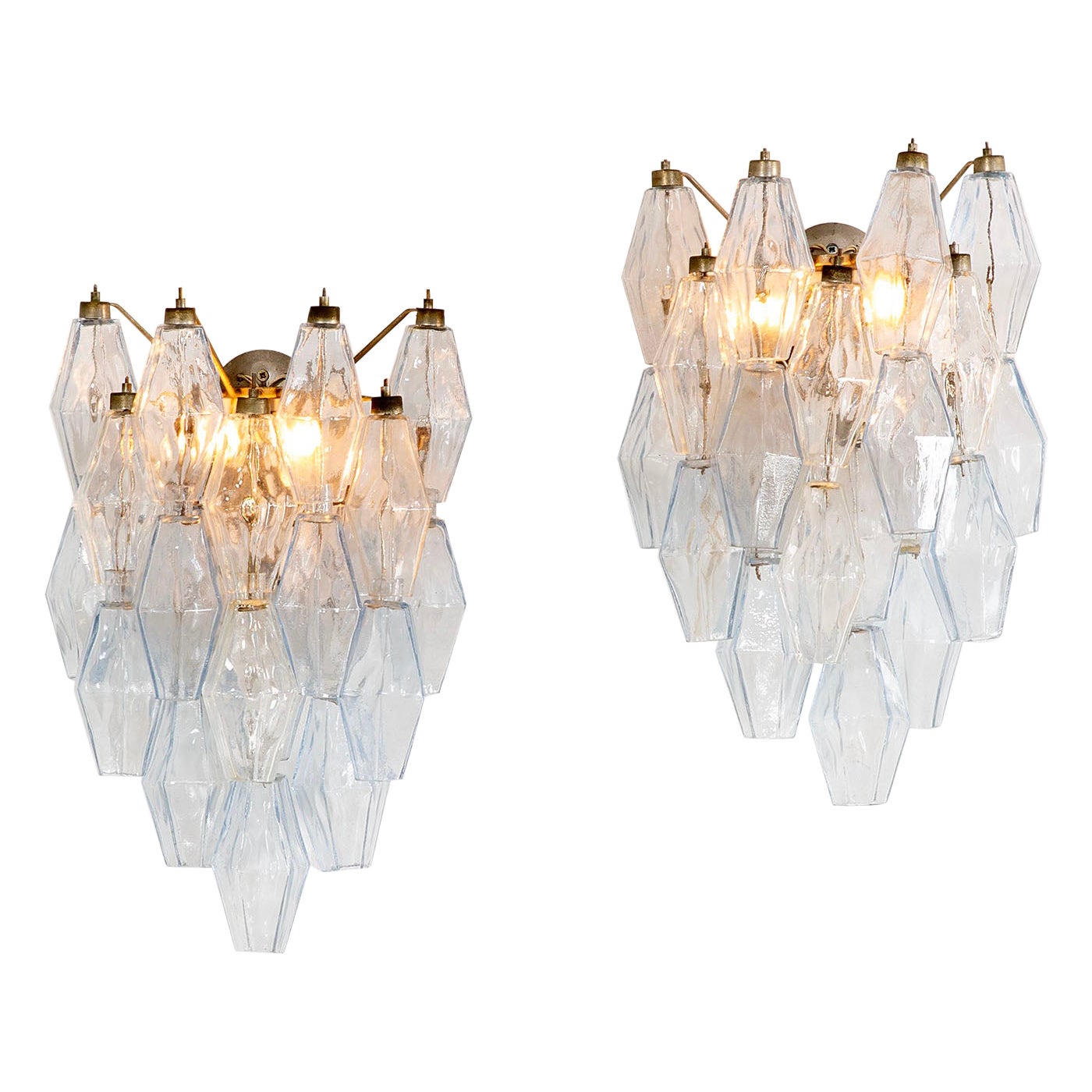 It was back in 1958 when the chandelier triumphed at the Brussels Expo, at the center of the Italian pavilion. Since then, its infinitely glittering appearance of polyhedrons continues to fascinate the beholder. Poliedri is available as a pendant