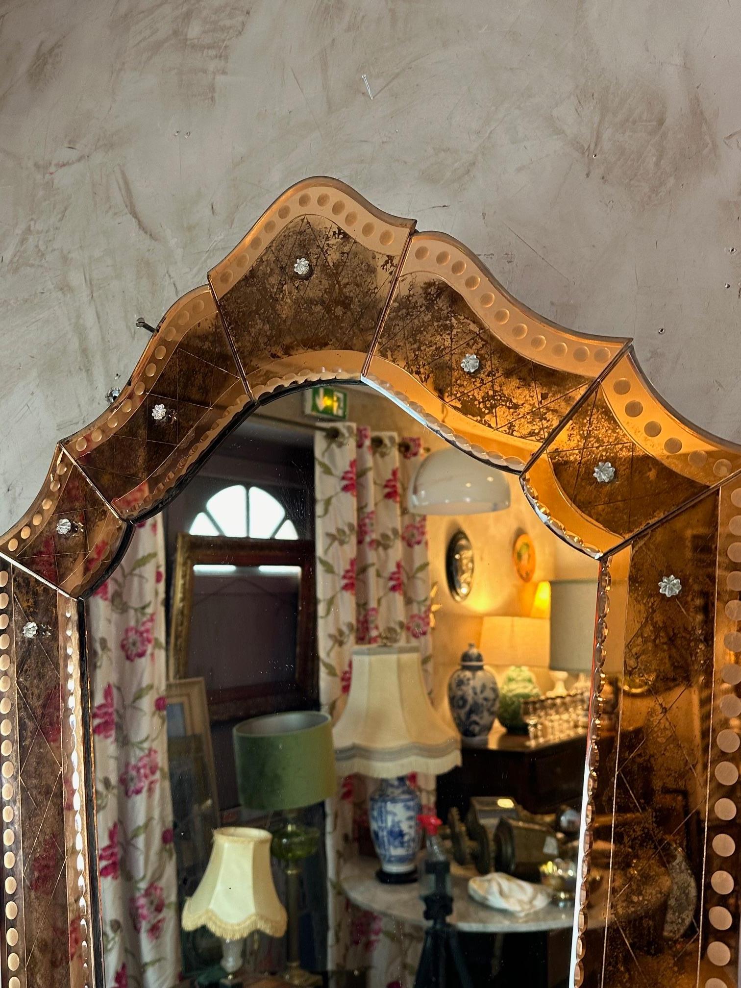 Verre Miroir en verre vénitien du 20e siècle à garniture de pêche, années 1950 en vente